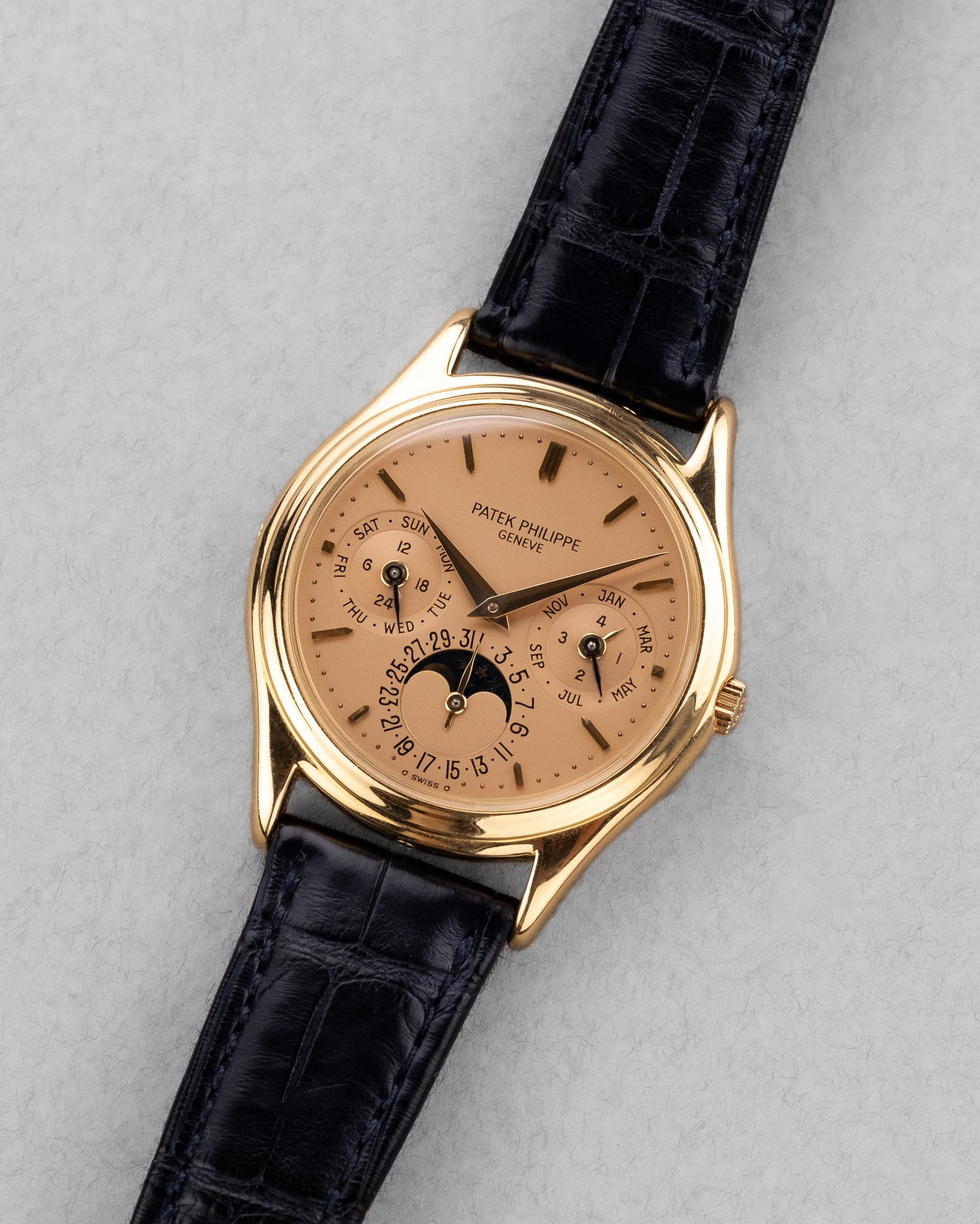 MEFM Rarissime et Exceptionnel Quantième Perpétuel Patek Philippe réf. 3940J « Doré Dial » de 1988 – Full Set - Three Quarters