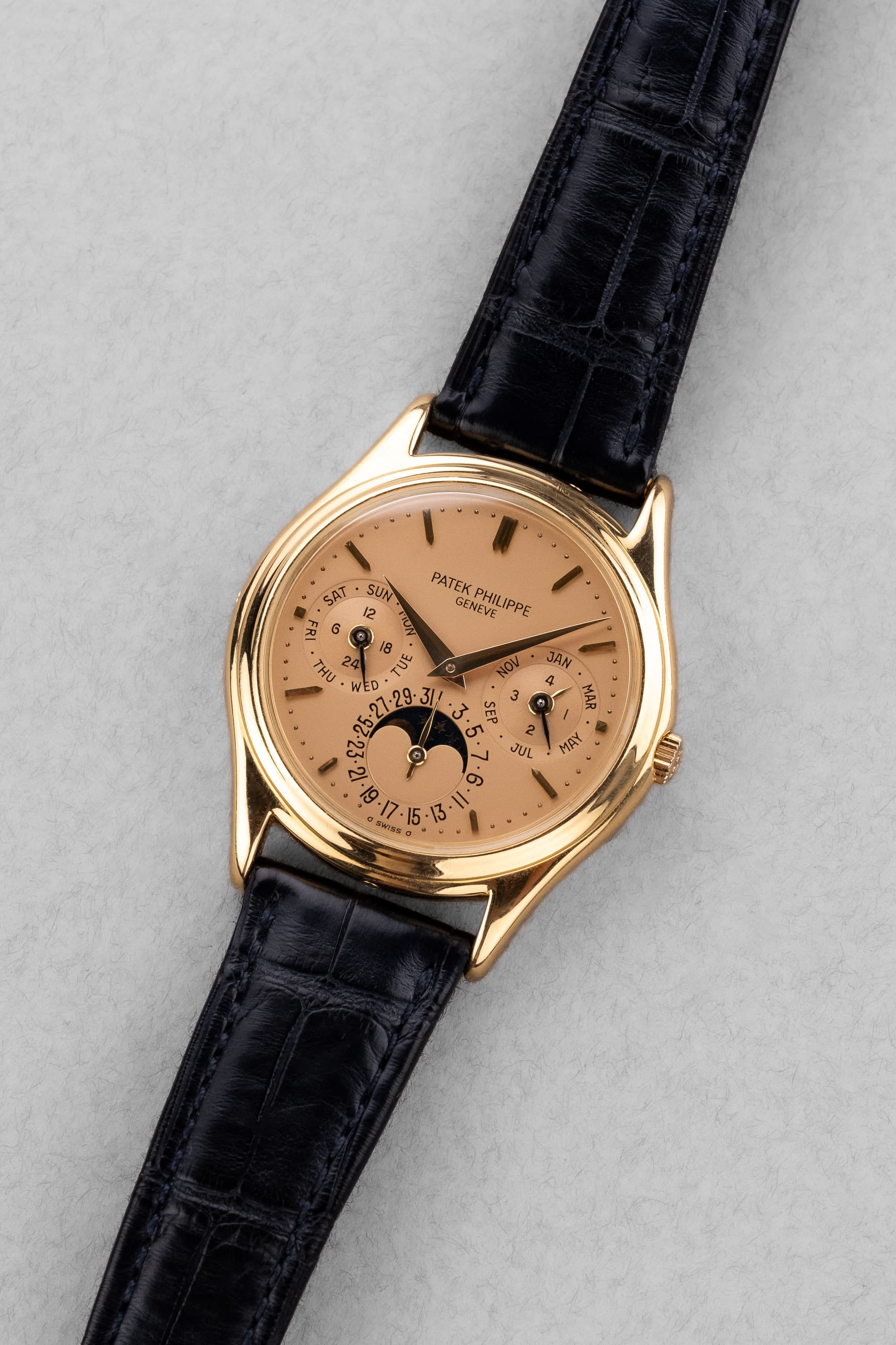 MEFM 極為罕見且非凡的 Patek Philippe 萬年曆 型號 3940J「Doré Dial」1988 年腕錶——Full Set - 四分之三視角