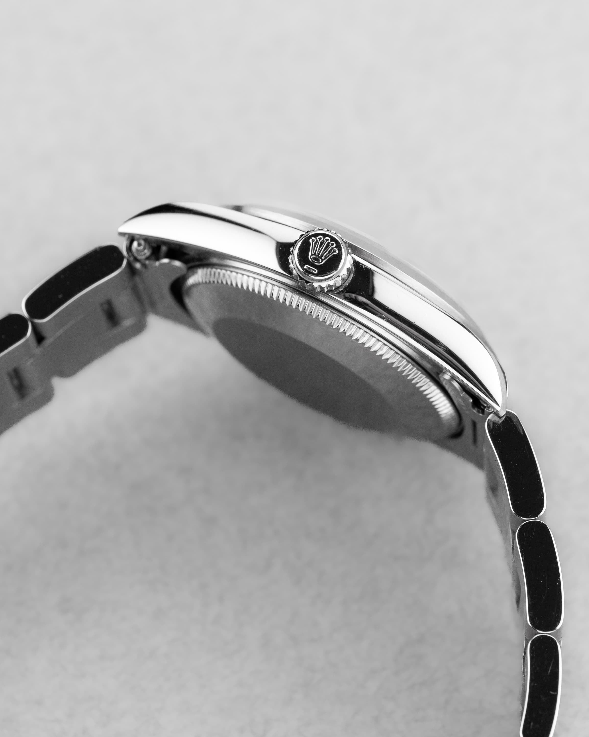 MY8S Rolex Oyster Perpetual 31 réf. 77080 de 2002 – Cadran noir à index bâtons + Full Set - Right side