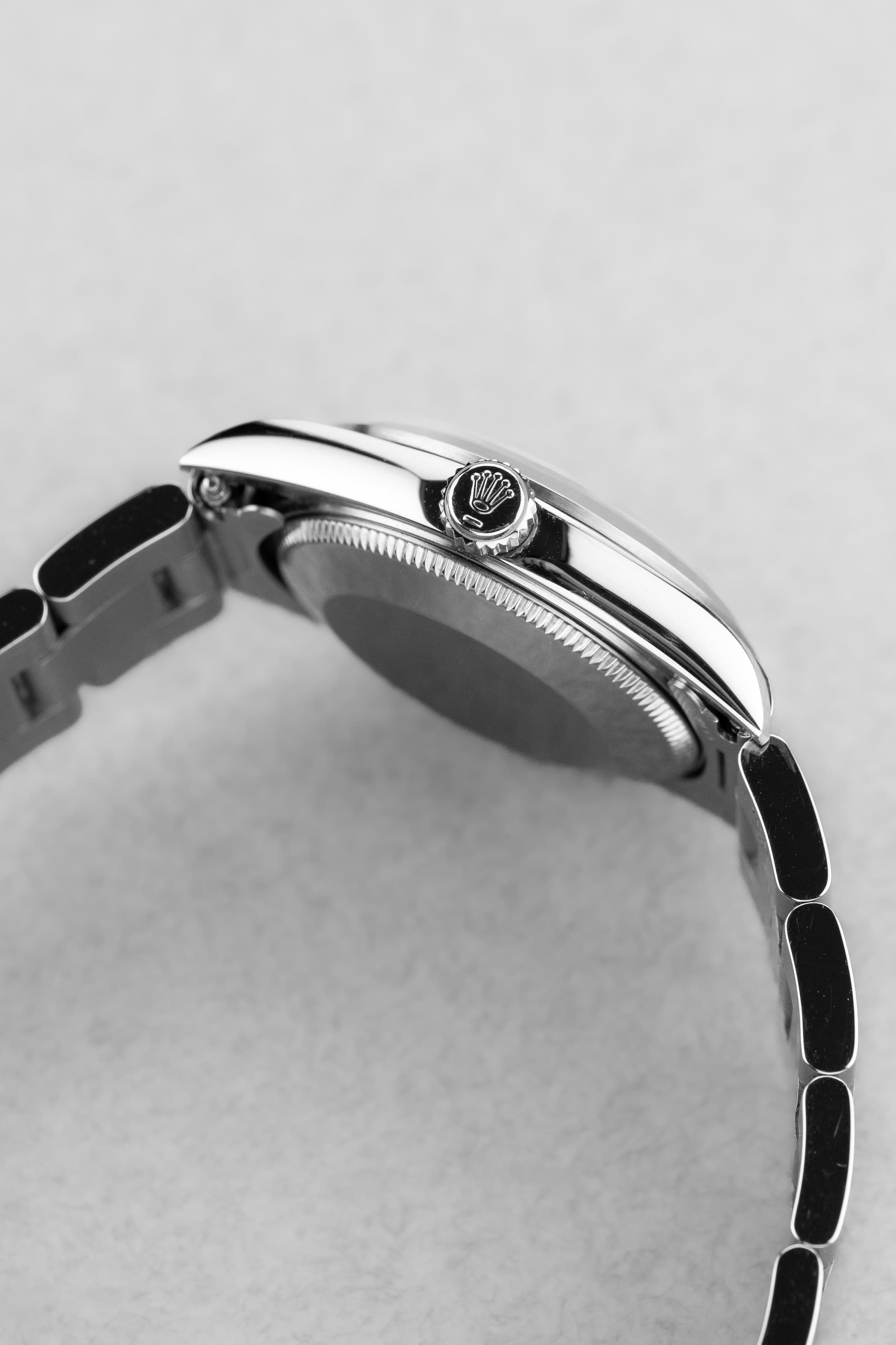 MY8S Rolex Oyster Perpetual 31 réf. 77080 de 2002 – Cadran noir à index bâtons + Full Set - Right side