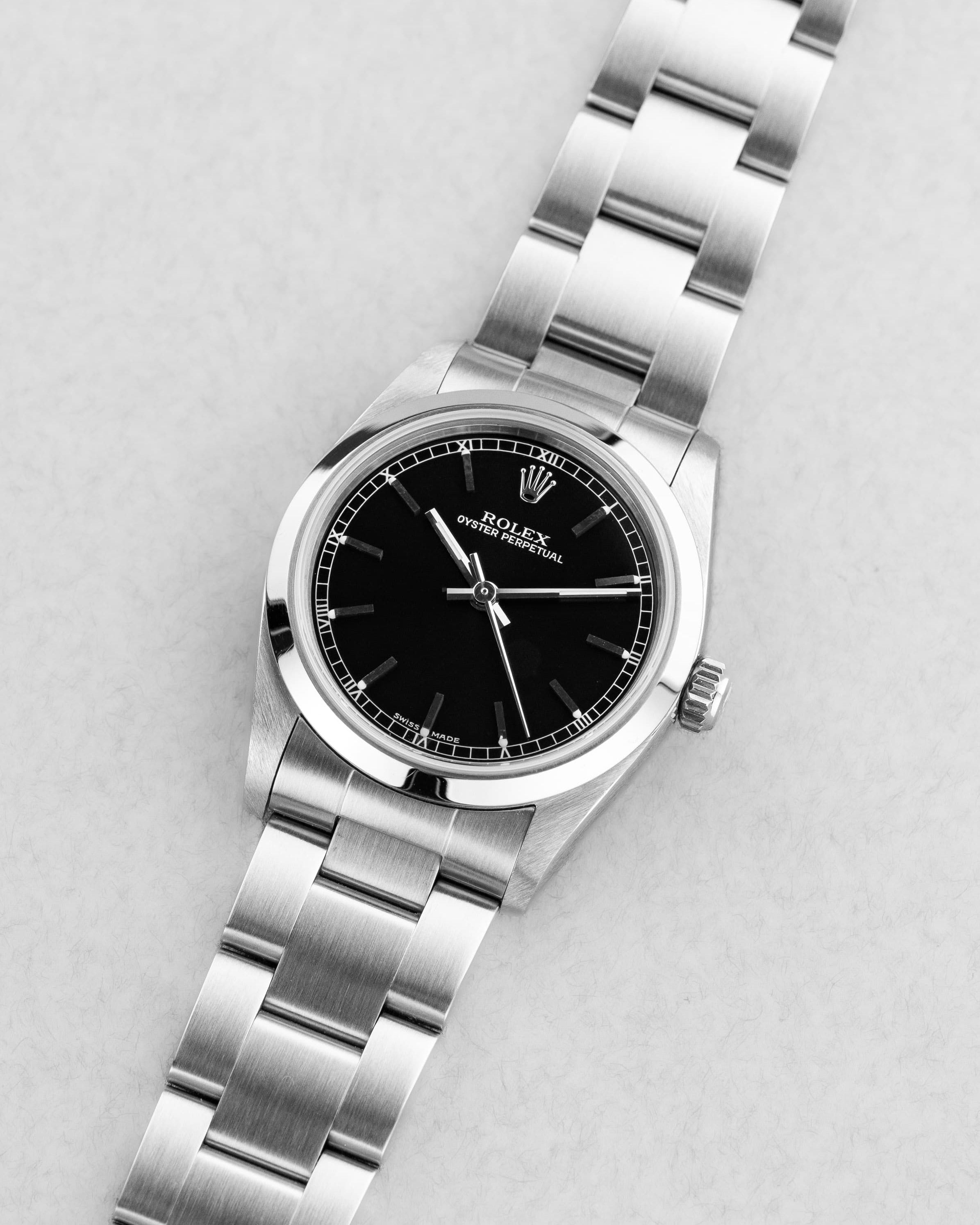 MY8S Rolex Oyster Perpetual 31 réf. 77080 de 2002 – Cadran noir à index bâtons + Full Set - Three Quarters