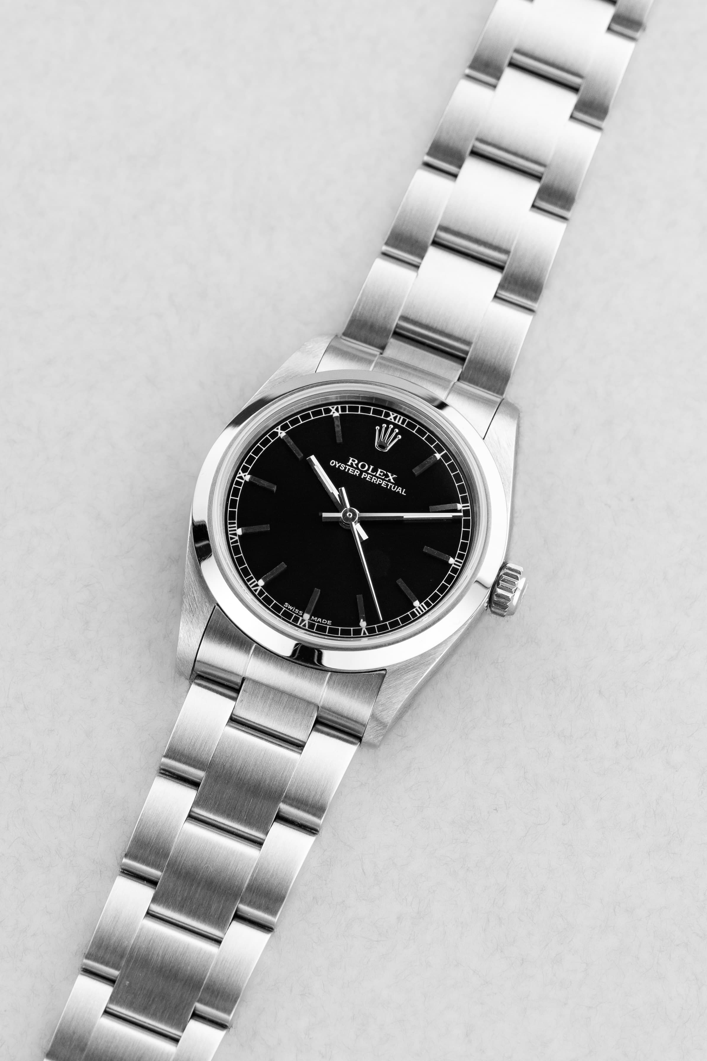 MY8S Rolex Oyster Perpetual 31 réf. 77080 de 2002 – Cadran noir à index bâtons + Full Set - Three Quarters