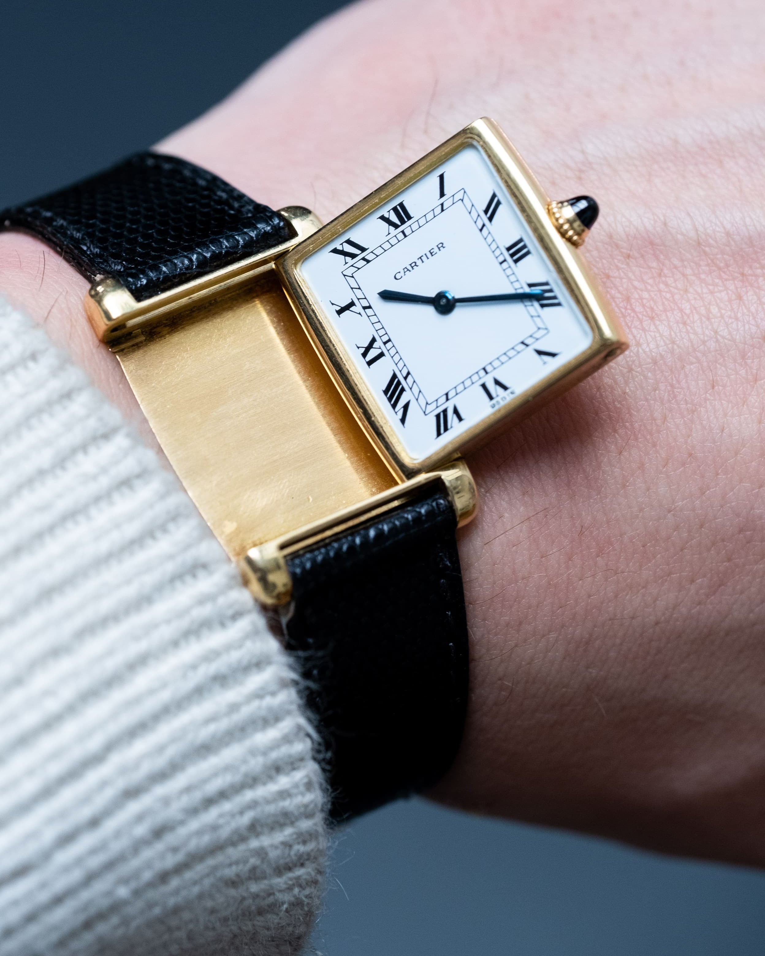 N57U Rare Cartier Tank Réversible/Reverso Grande Taille en or jaune - Wristshot