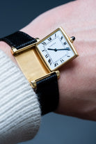 N57U Rare Cartier Tank Réversible/Reverso Grande Taille en or jaune - Wristshot