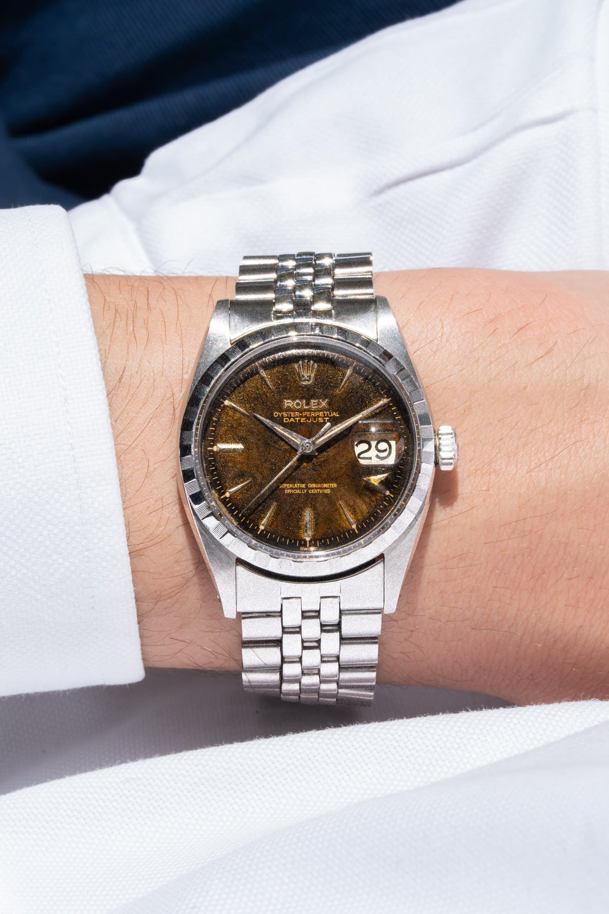 NA1Z Rolex Datejust ref. 6605 스틸, 1959년 – 경이로운 「Tropical」 다이얼 - 손목 착용