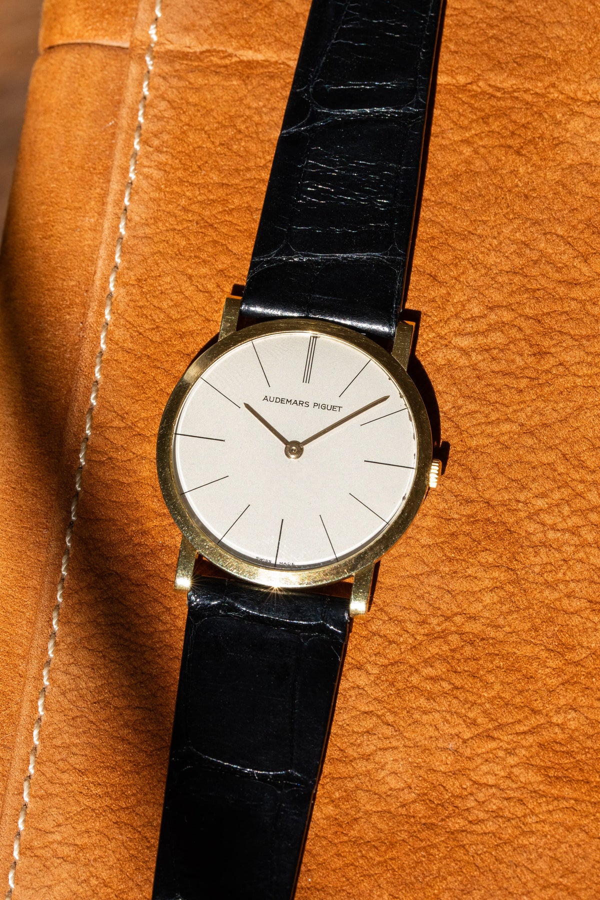 NHMP Audemars Piguet「Calatrava」Extra-Plate 型號 5043 黃金腕錶,circa 1955——從未拋光 - 情境照