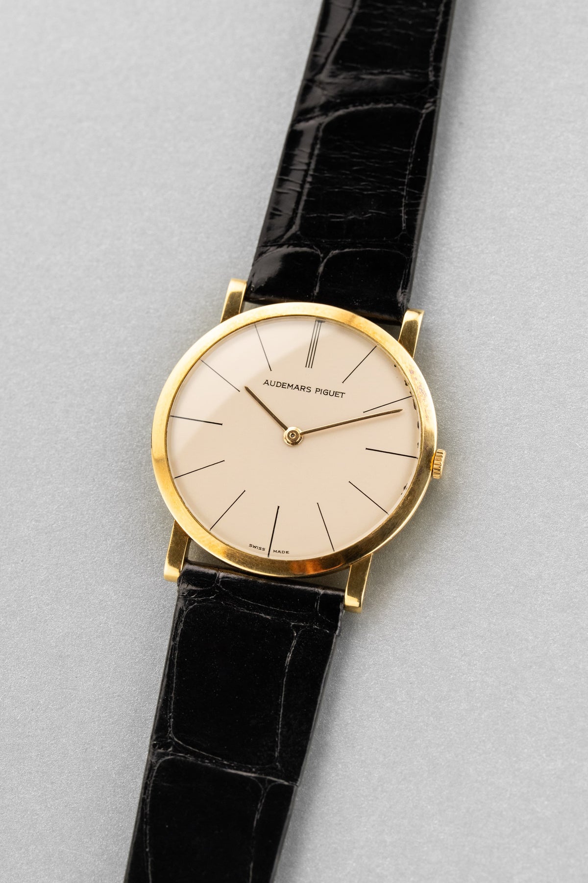 NHMP Audemars Piguet「Calatrava」Extra-Plate 型號 5043 黃金腕錶,circa 1955——從未拋光 - 四分之三視角