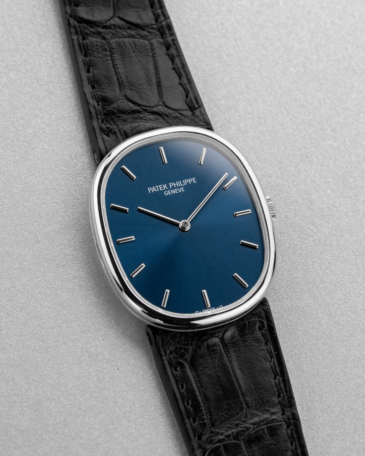 P1VE Великолепные и редкие Patek Philippe Ellipse d’Or ref. 3848 из белого золота 1992–1993 гг. — синий циферблат Sigma + идеальное состояние - Три четверти