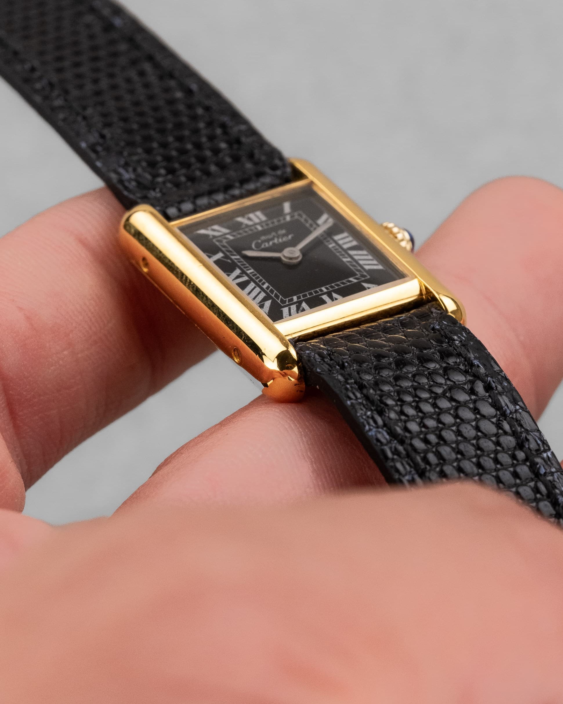 P5PN Cartier Tank Must Mécanique PM 3 Lady « Black Roman Dial » - Feature