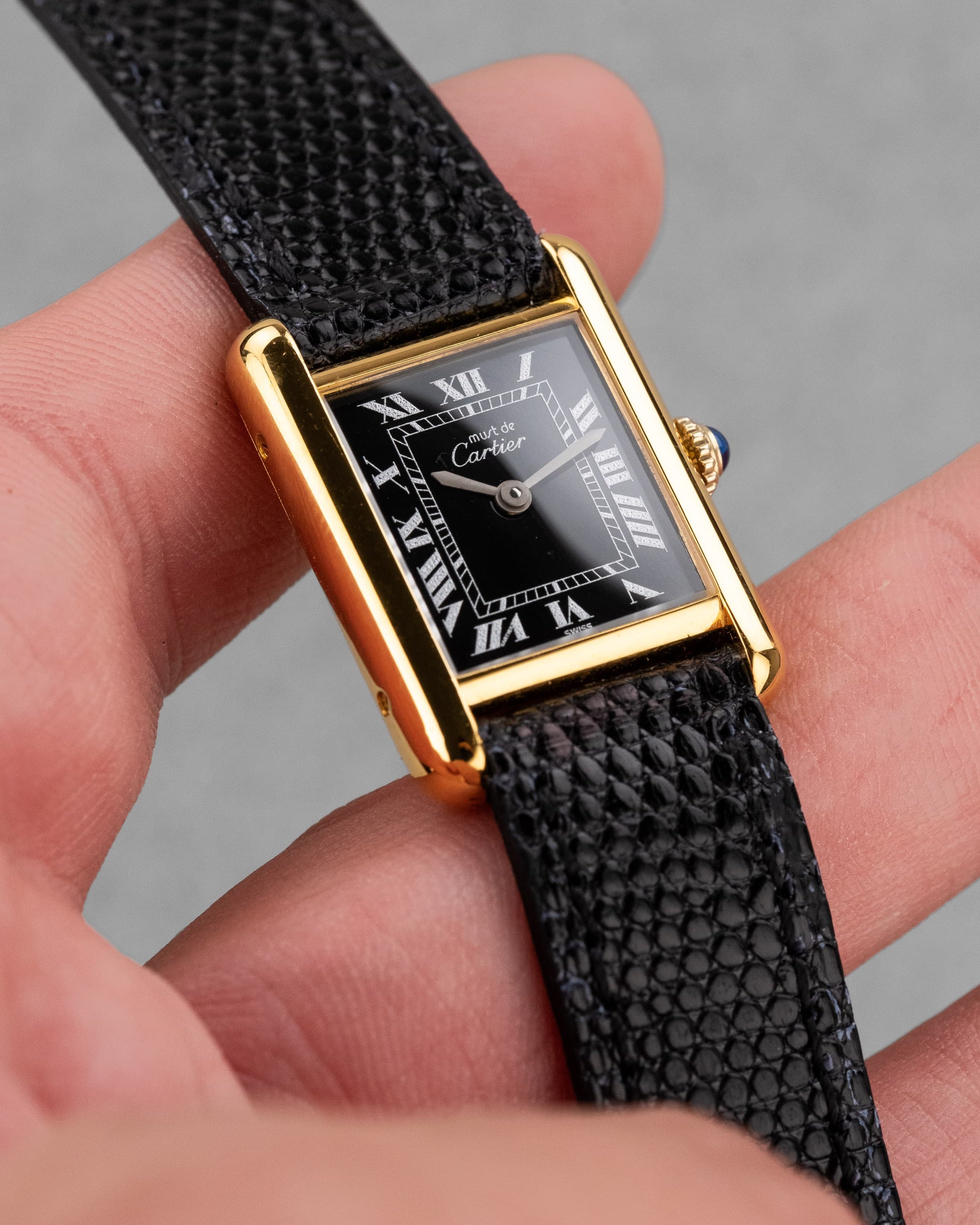 P5PN Cartier Tank Must Mécanique PM 3 Lady « Black Roman Dial » - Lifestyle