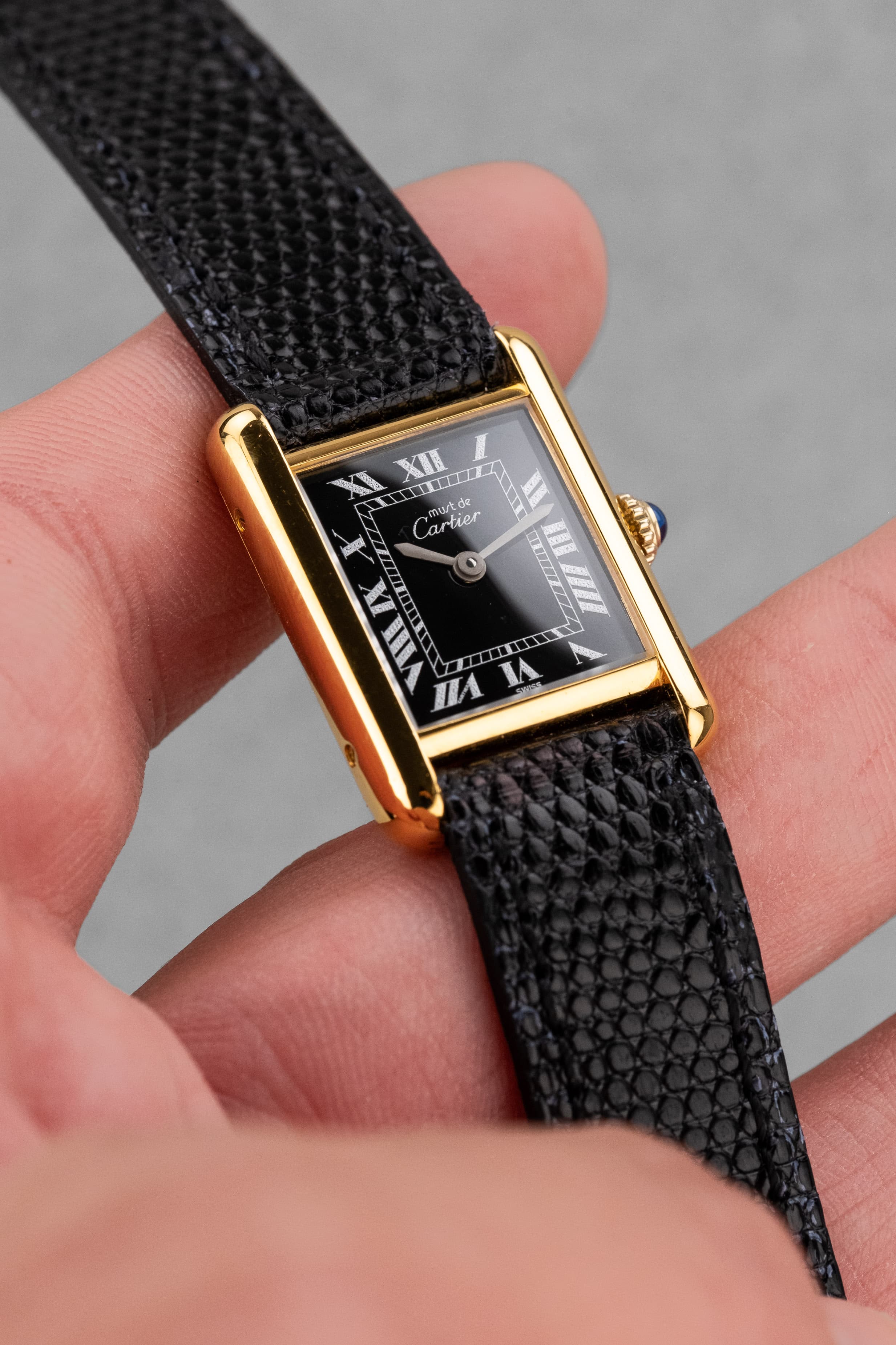 P5PN Cartier Tank Must Mécanique PM 3 Lady « Black Roman Dial » - Lifestyle