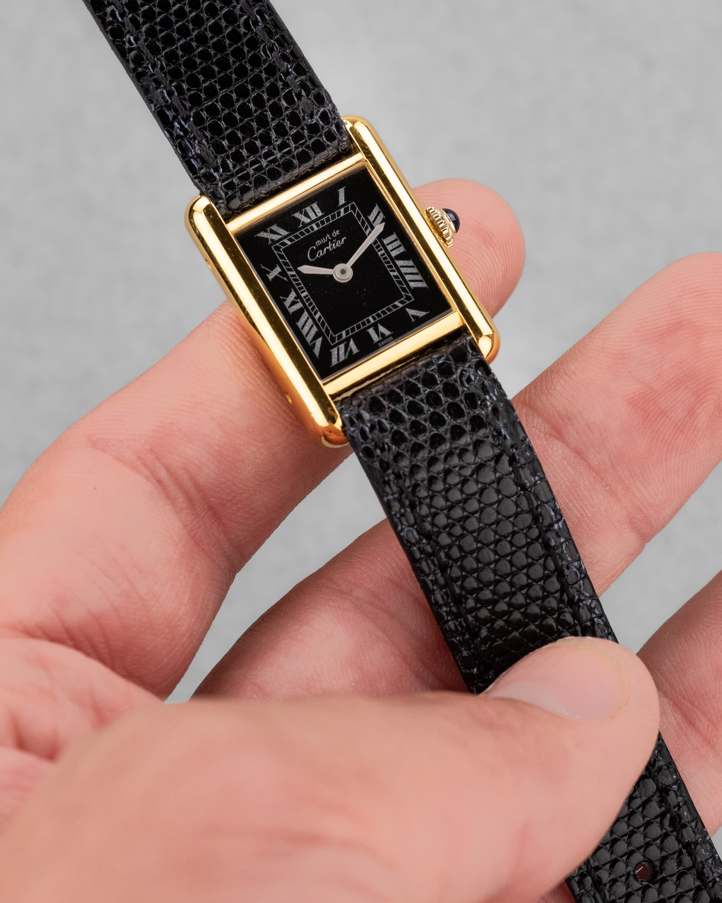 P5PN Cartier Tank Must Mécanique PM 3 Lady « Black Roman Dial » - Wristshot