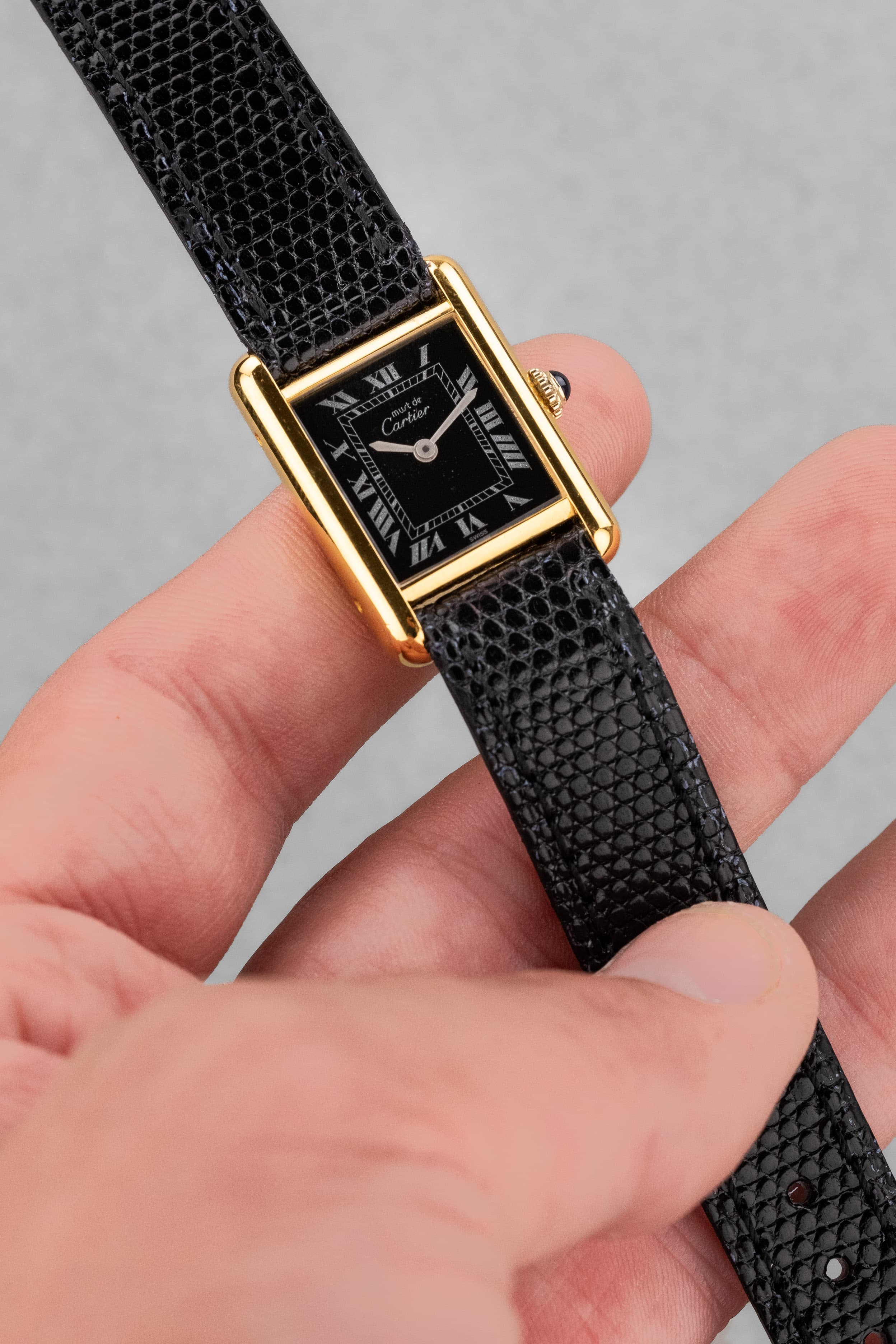 P5PN Cartier Tank Must Mécanique PM 3 Lady « Black Roman Dial » - Wristshot