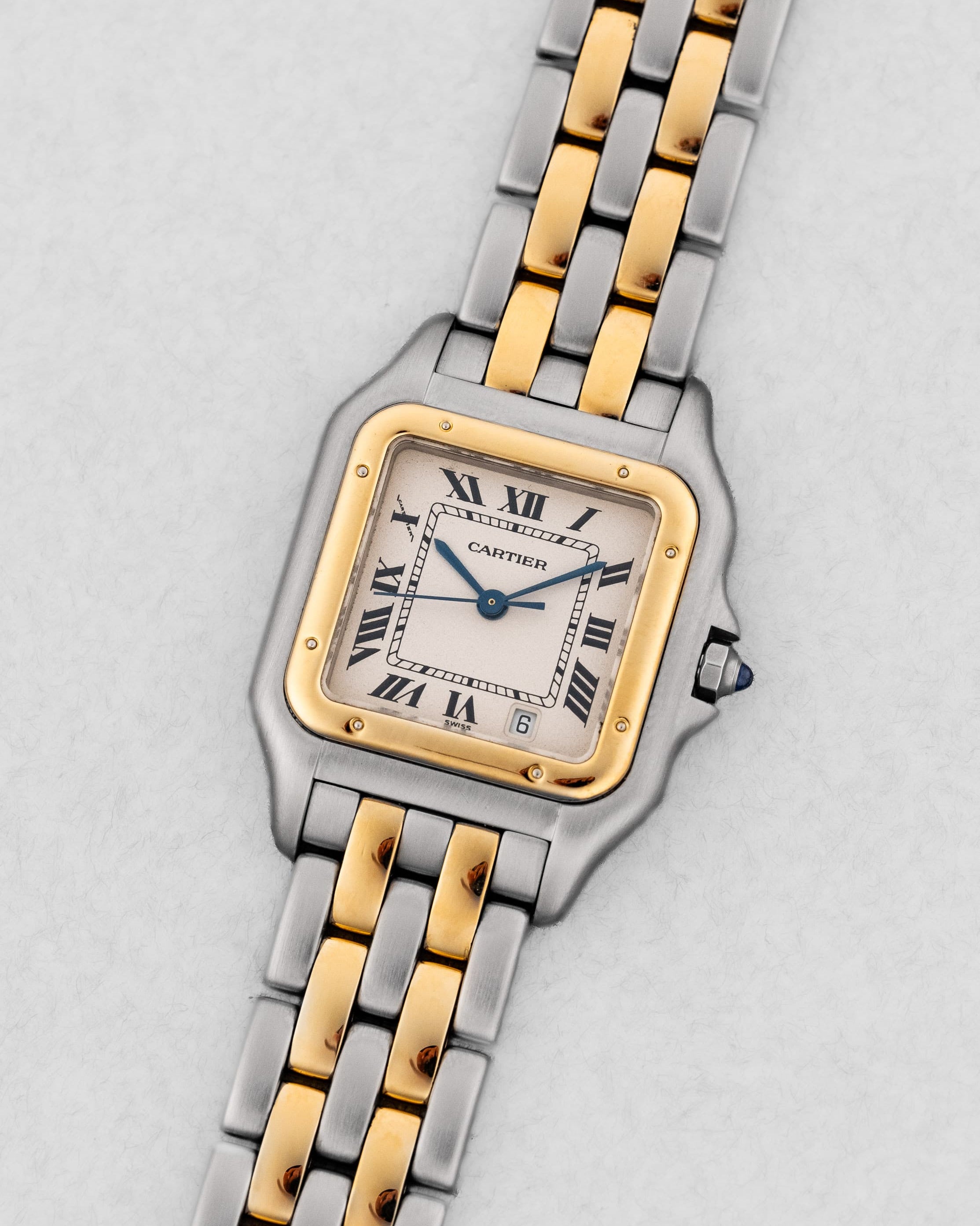 P8EY Cartier Panthère « Medium 2 rangs », réf. 110000R, en or jaune et acier, circa 1995 - Three Quarters