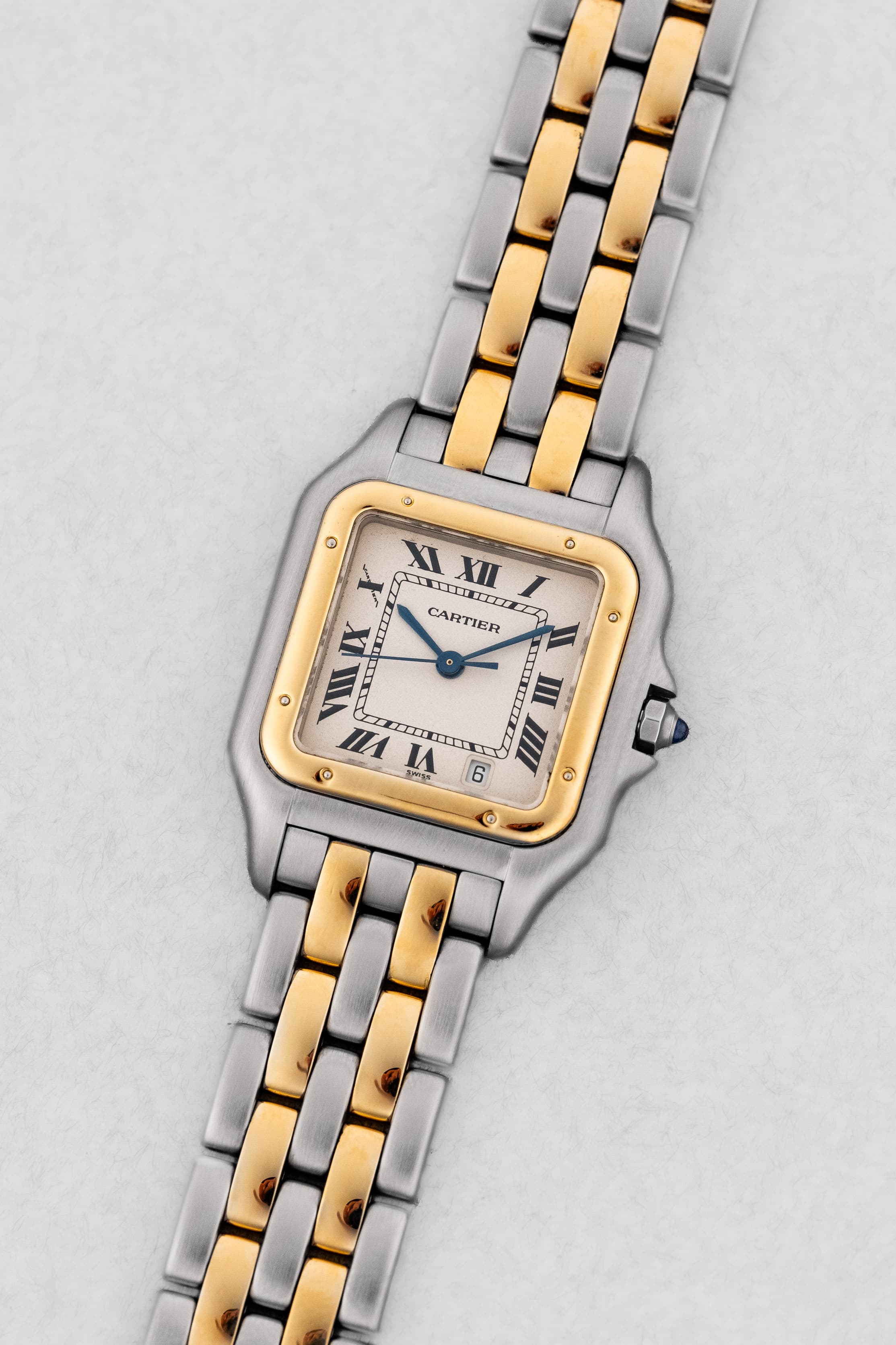 P8EY Cartier Panthère « Medium 2 rangs », réf. 110000R, en or jaune et acier, circa 1995 - Three Quarters