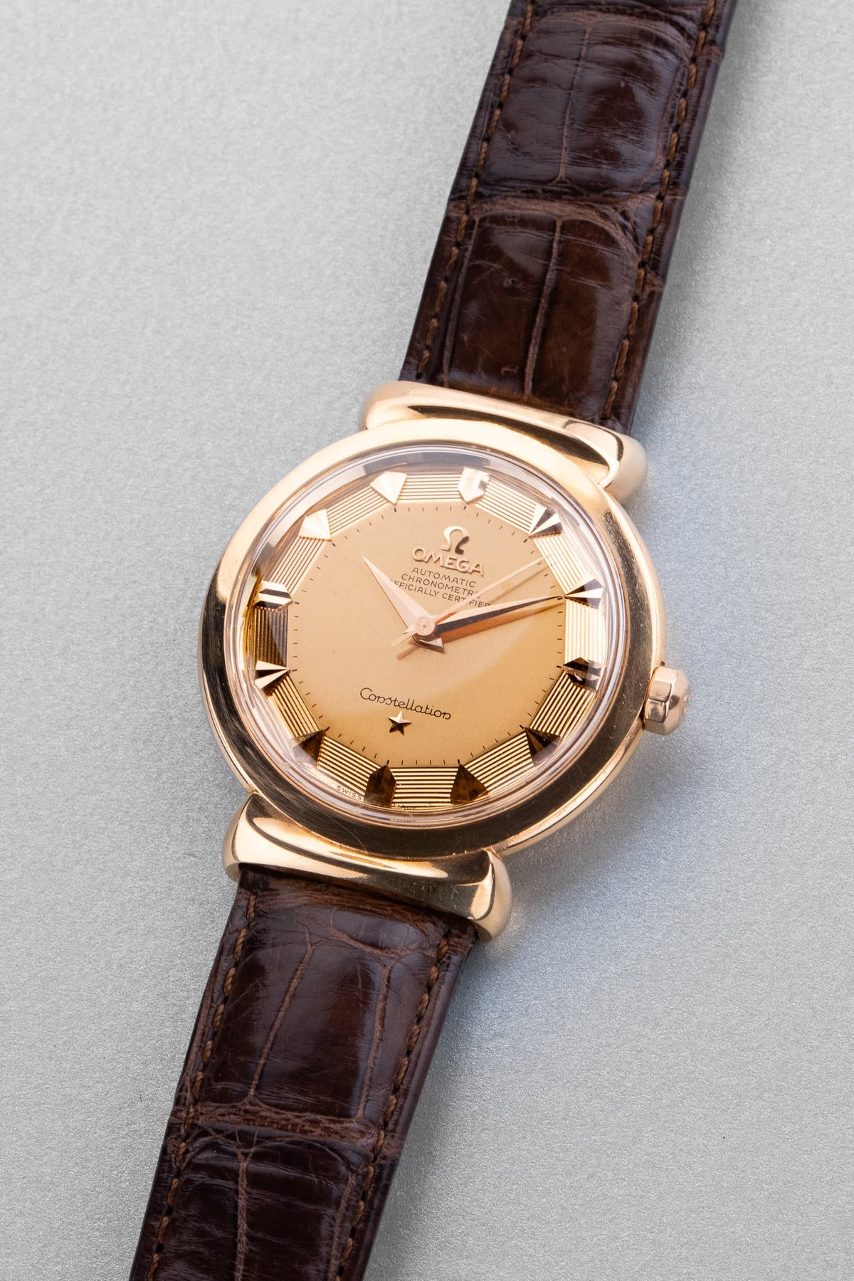 PKNA Superb and Rare Omega Constellation Grand Luxe Ref. 2930 SC in Rose Gold, circa 1956 - Three Quarters