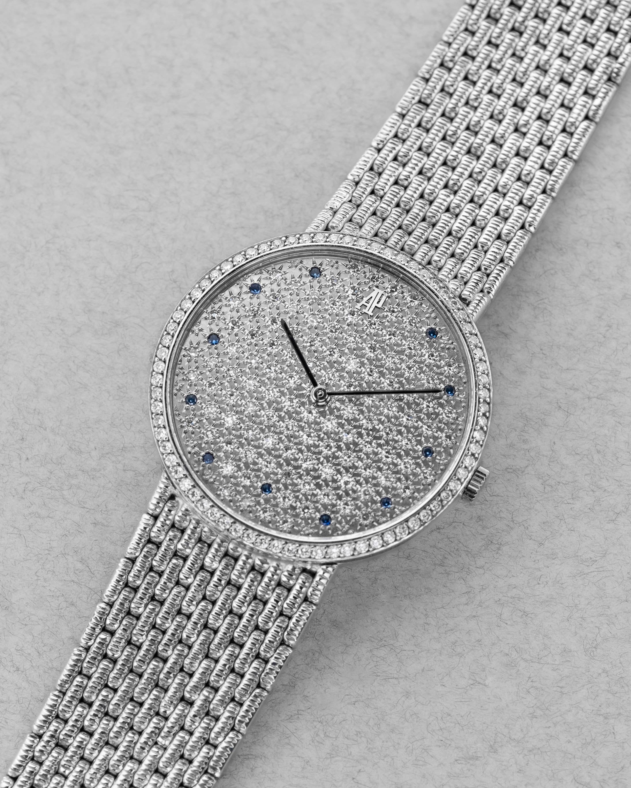 PPRQ-Av Superbe Audemars Piguet « Diamants et Saphirs » en or blanc à bracelet intégré, circa 1989 - Three Quarters