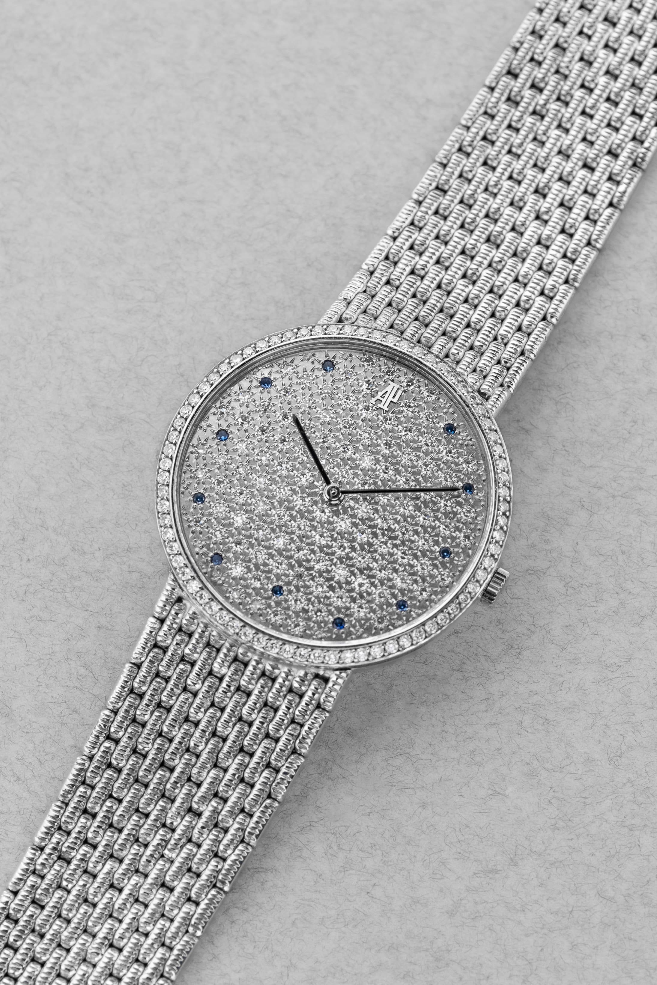 PPRQ-Av Superbe Audemars Piguet « Diamants et Saphirs » en or blanc à bracelet intégré, circa 1989 - Three Quarters