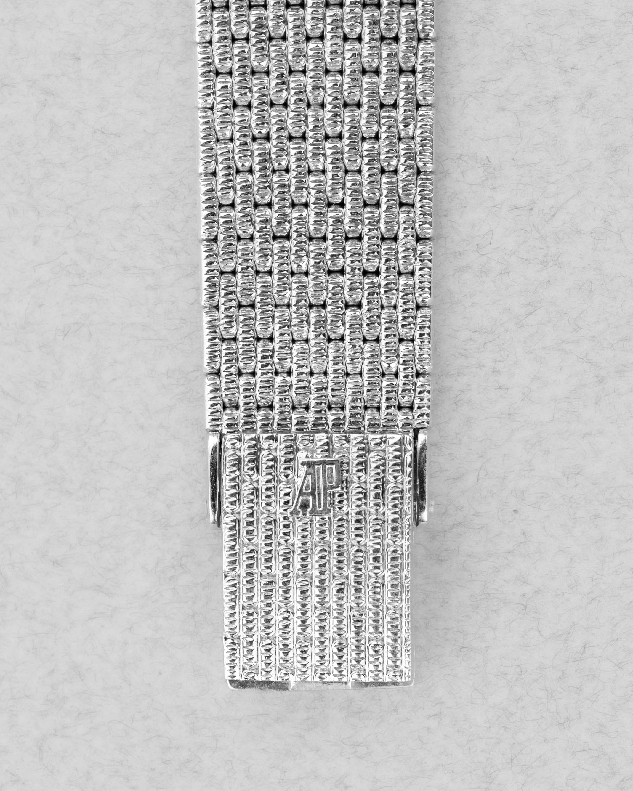 PPRQ-BC Superbe Audemars Piguet « Diamants et Saphirs » en or blanc à bracelet intégré, circa 1989 - Buckle Outside