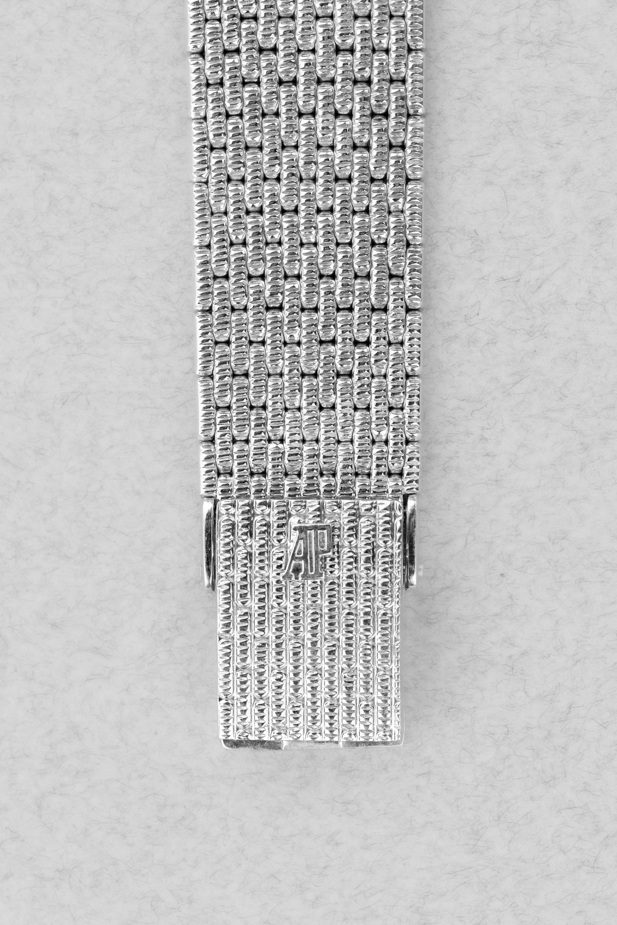 PPRQ-BC Superbe Audemars Piguet « Diamants et Saphirs » en or blanc à bracelet intégré, circa 1989 - Buckle Outside