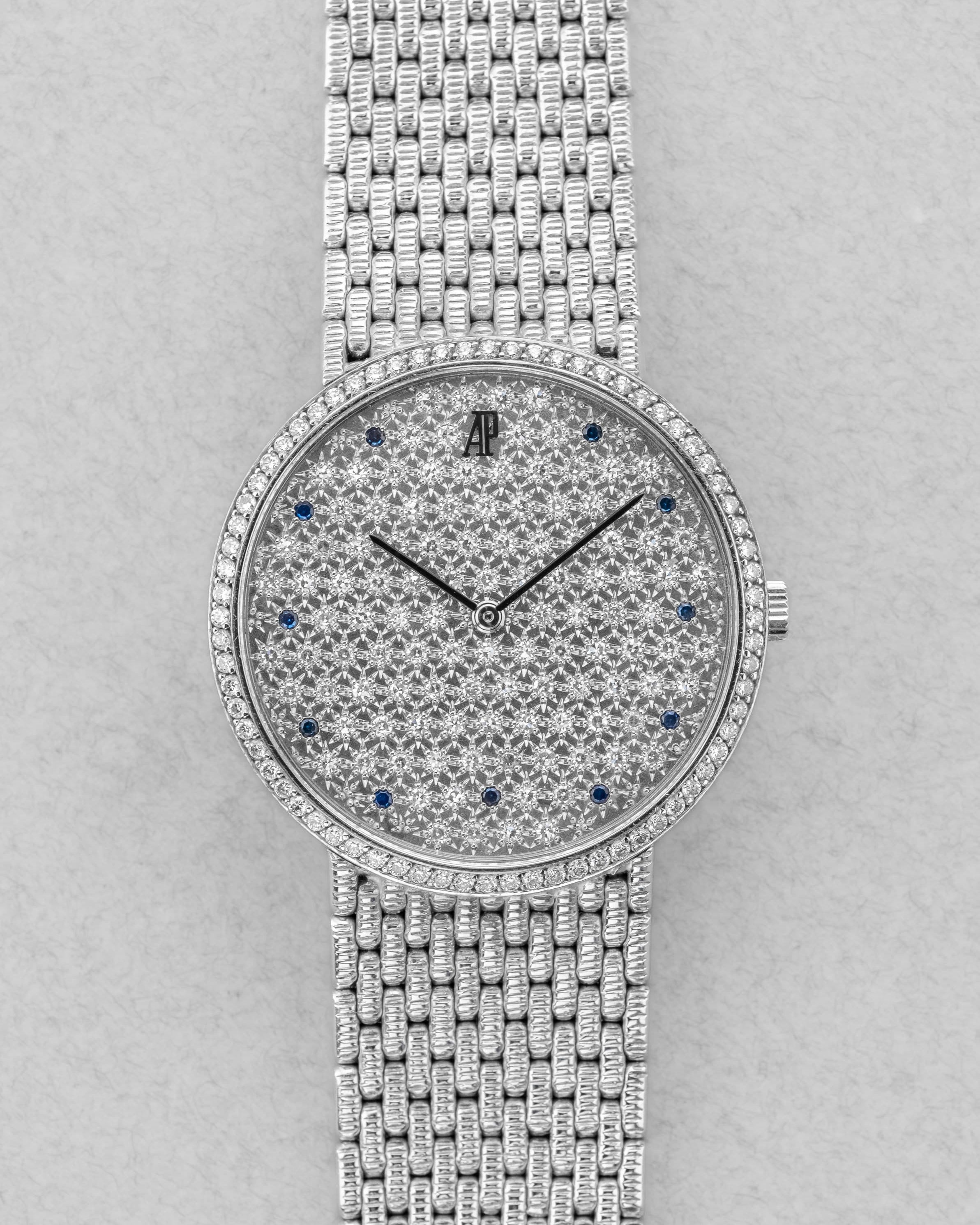 PPRQ-P8 Superbe Audemars Piguet « Diamants et Saphirs » en or blanc à bracelet intégré, circa 1989 - Front