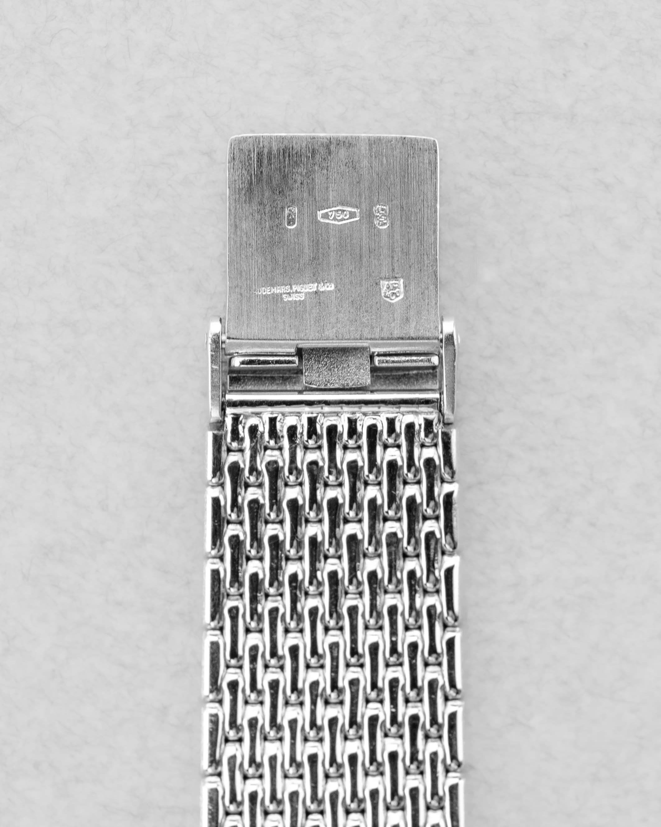 PPRQ-QA Superbe Audemars Piguet « Diamants et Saphirs » en or blanc à bracelet intégré, circa 1989 - Buckle Inside