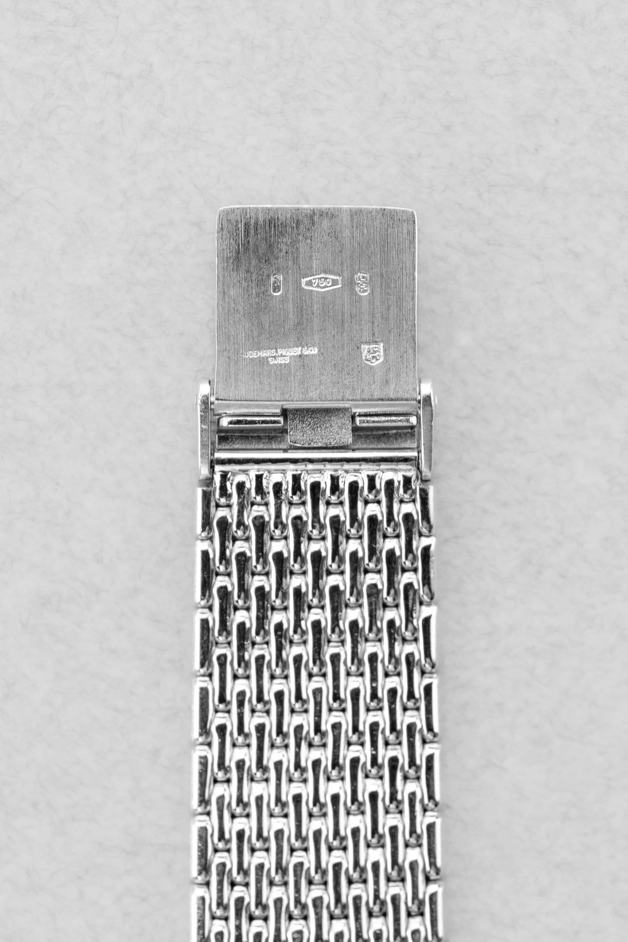 PPRQ-QA Superbe Audemars Piguet « Diamants et Saphirs » en or blanc à bracelet intégré, circa 1989 - Buckle Inside