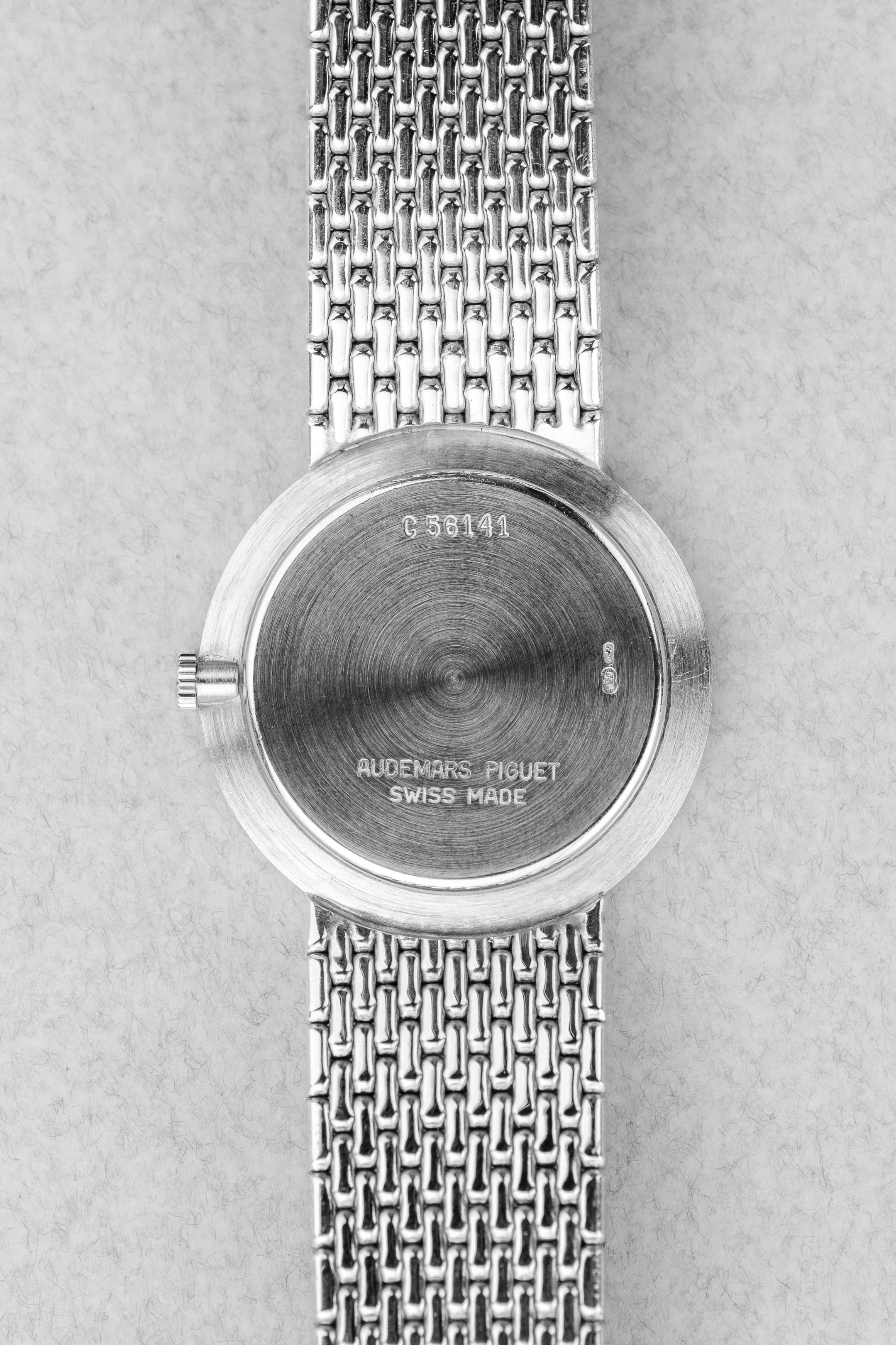 PPRQ-Ql Superbe Audemars Piguet « Diamants et Saphirs » en or blanc à bracelet intégré, circa 1989 - Back