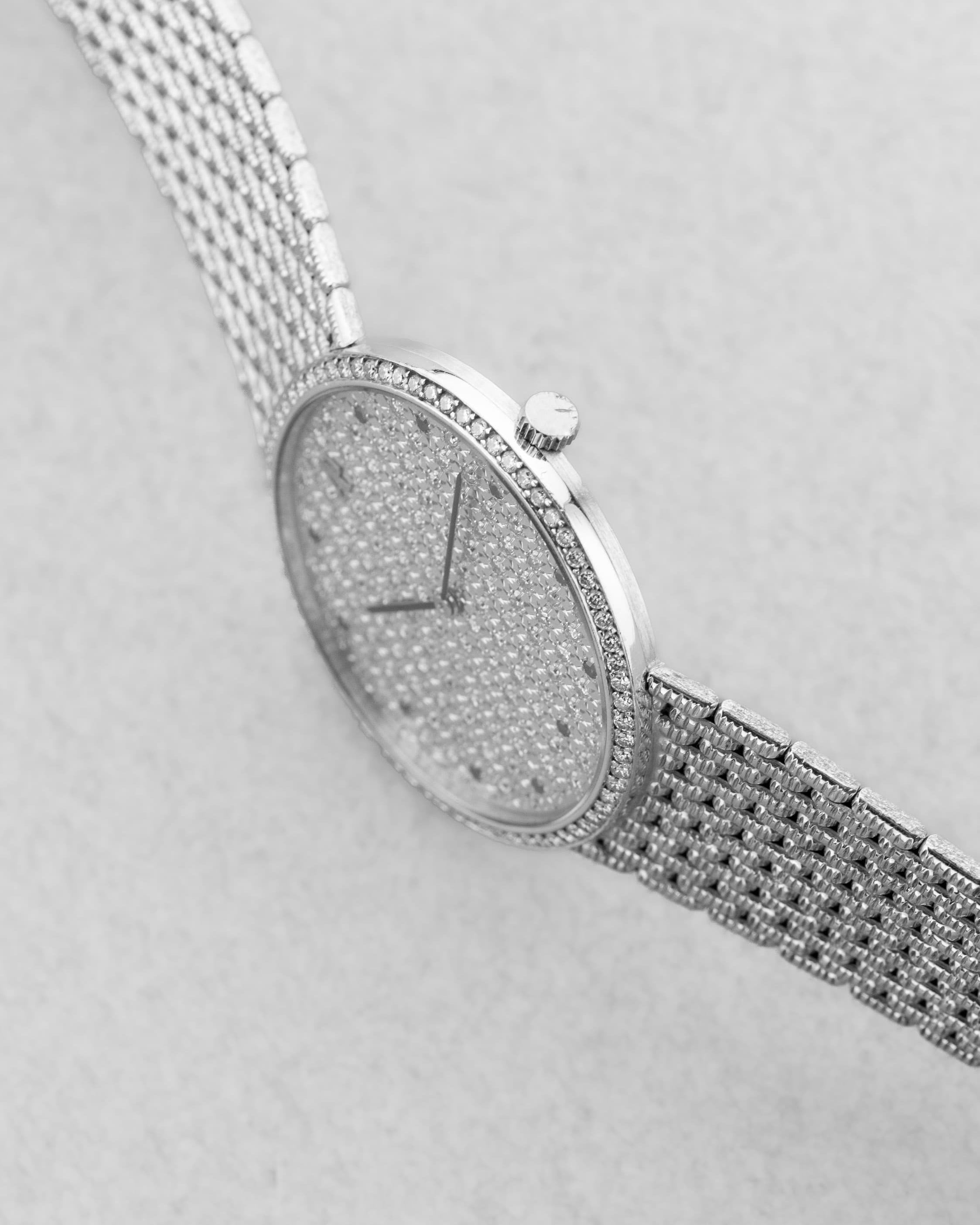PPRQ-ZO Superbe Audemars Piguet « Diamants et Saphirs » en or blanc à bracelet intégré, circa 1989 - Right side