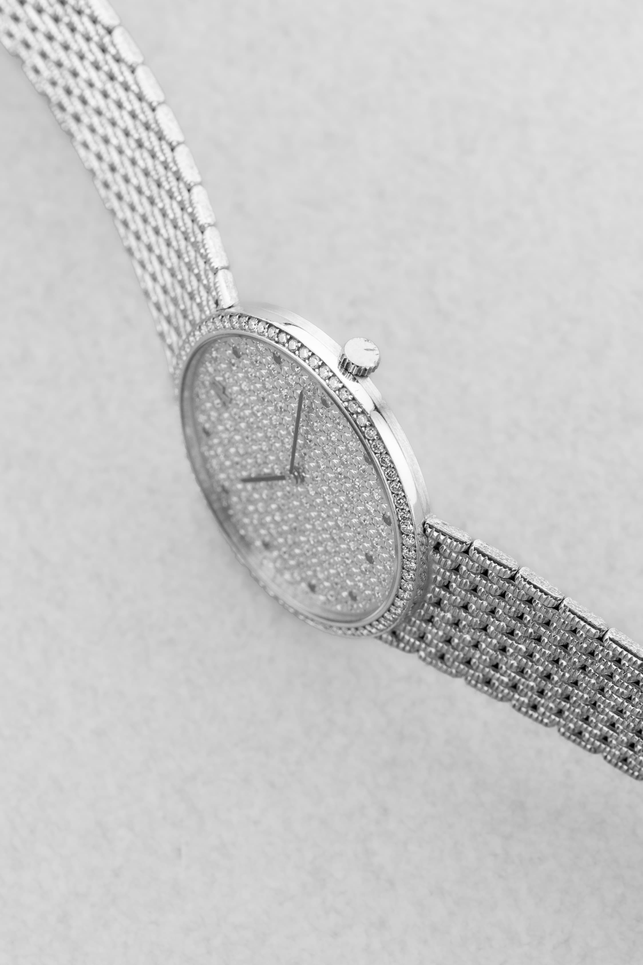 PPRQ-ZO Superbe Audemars Piguet « Diamants et Saphirs » en or blanc à bracelet intégré, circa 1989 - Right side