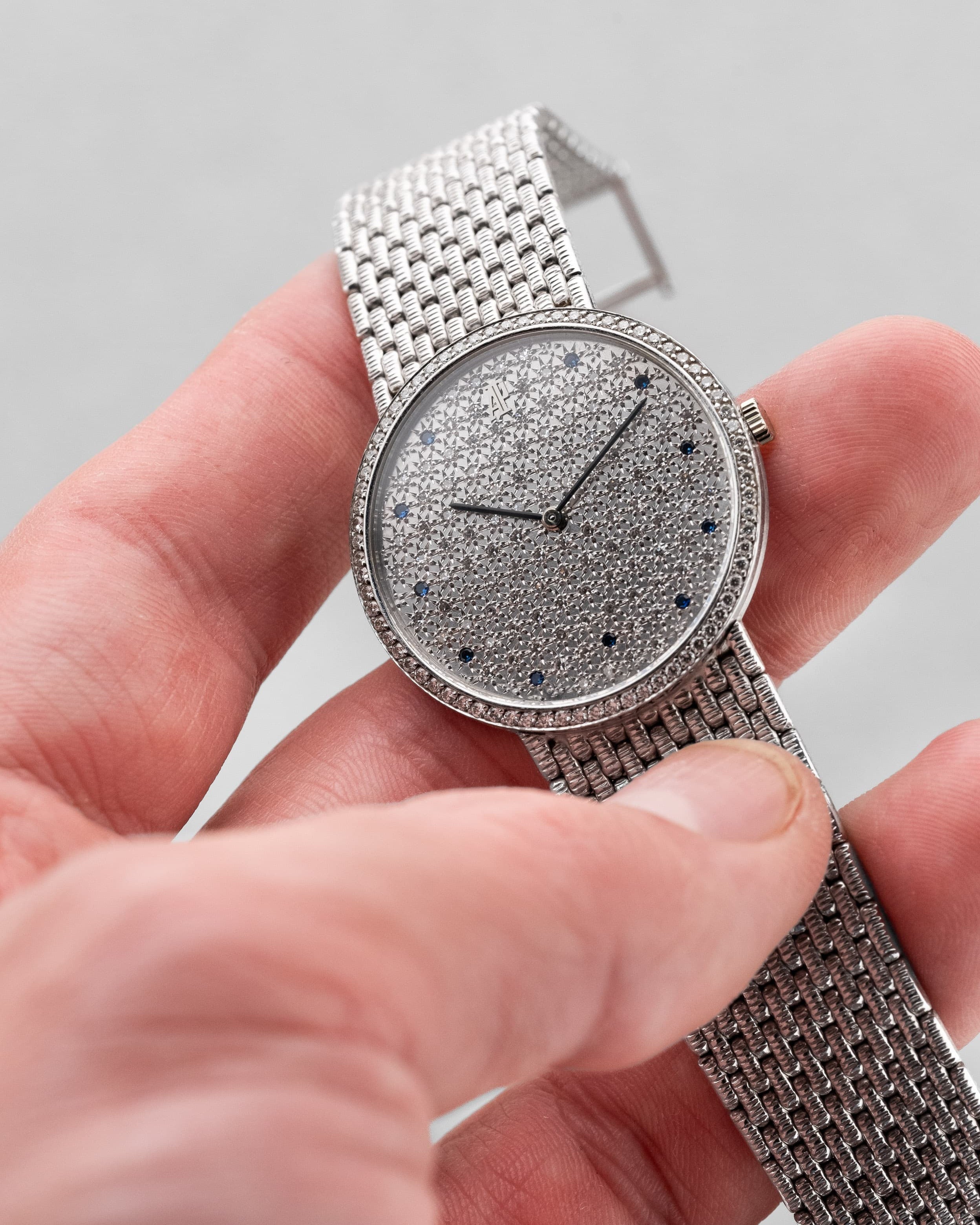 PPRQ-ax Superbe Audemars Piguet « Diamants et Saphirs » en or blanc à bracelet intégré, circa 1989 - Lifestyle