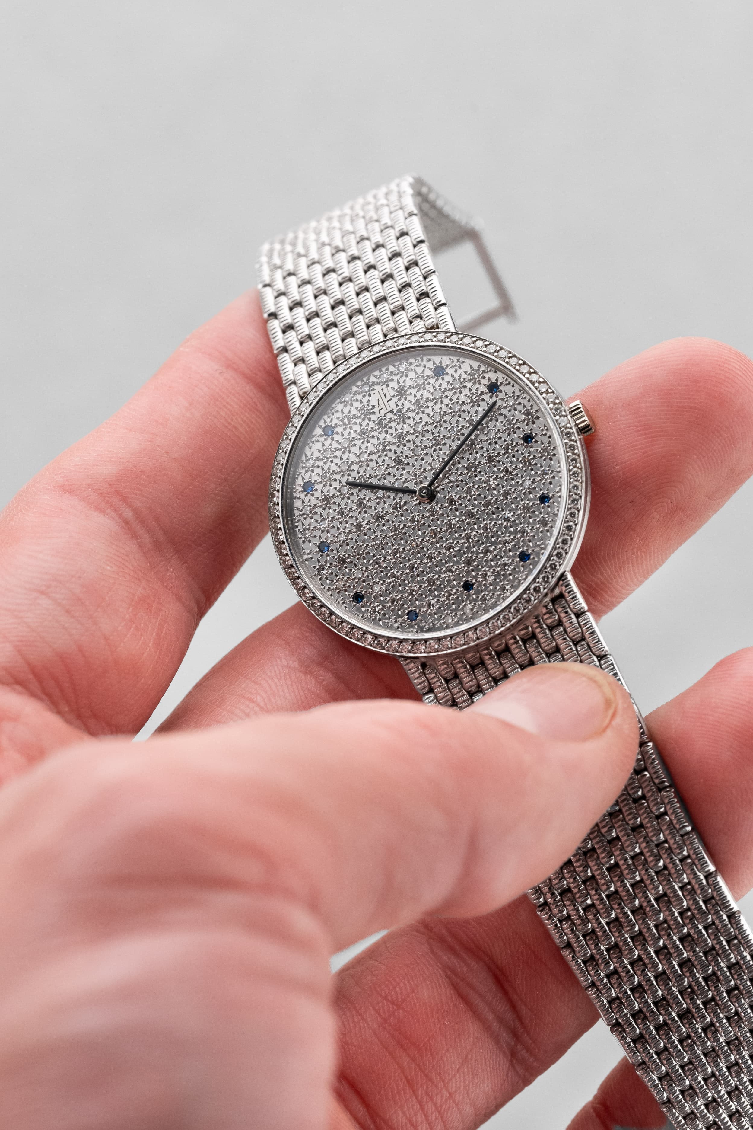 PPRQ-ax Superbe Audemars Piguet « Diamants et Saphirs » en or blanc à bracelet intégré, circa 1989 - Lifestyle