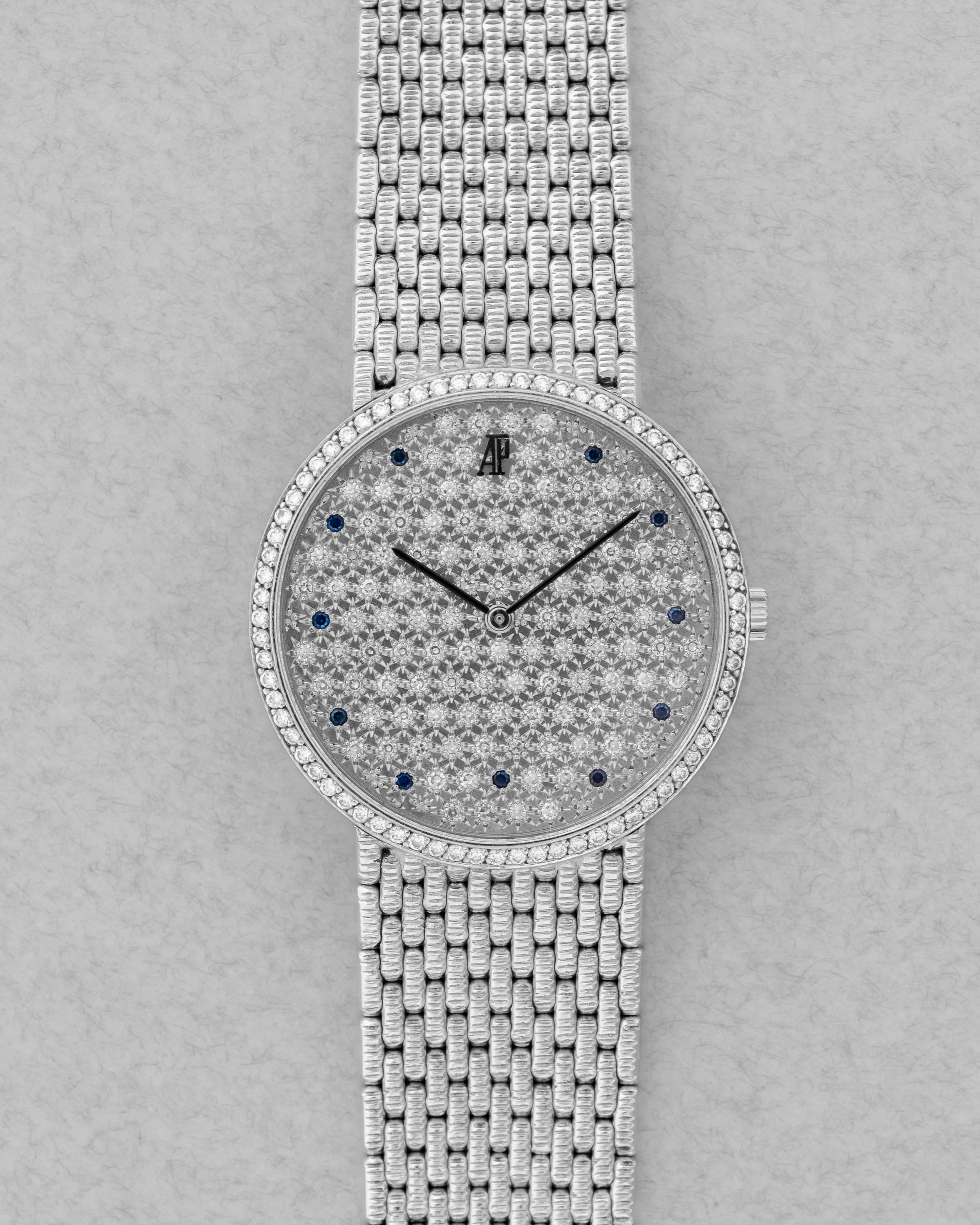 PPRQ-gi Superbe Audemars Piguet « Diamants et Saphirs » en or blanc à bracelet intégré, circa 1989 - Front
