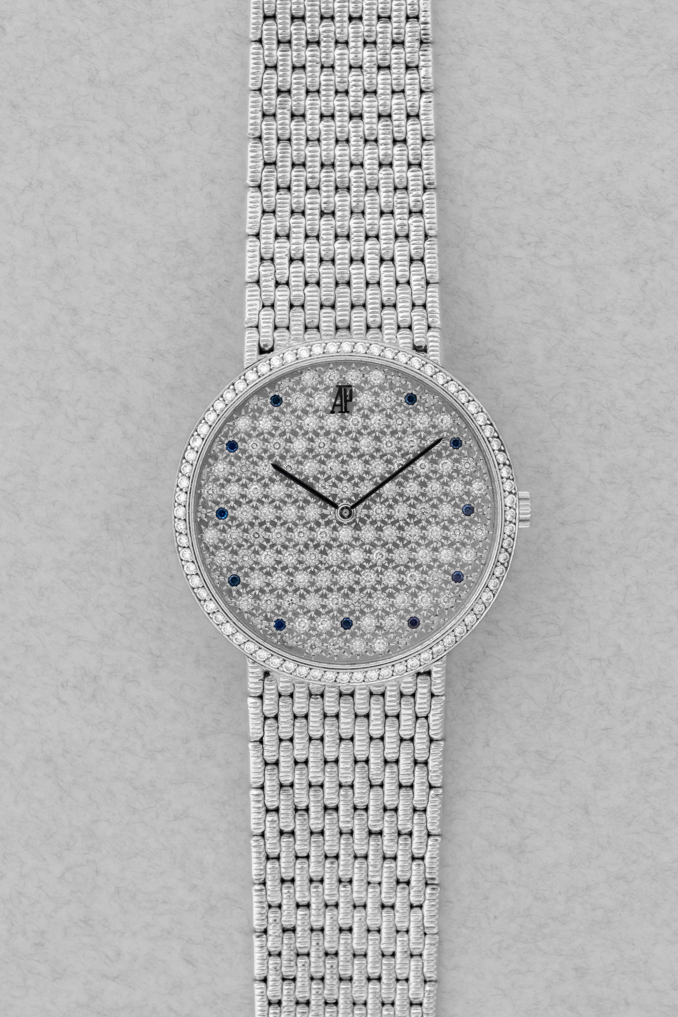 PPRQ-gi Superbe Audemars Piguet « Diamants et Saphirs » en or blanc à bracelet intégré, circa 1989 - Front