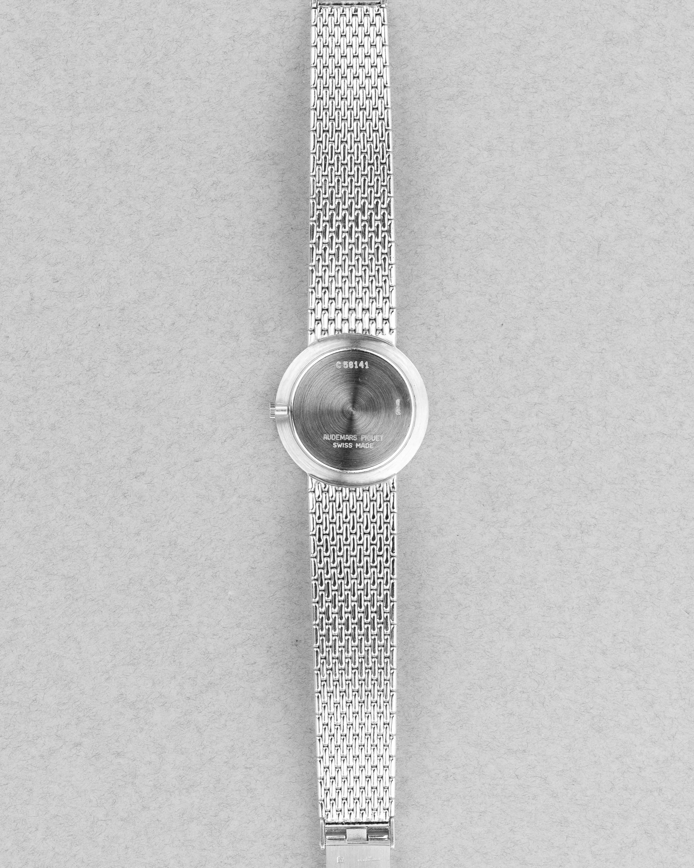 PPRQ-iA Superbe Audemars Piguet « Diamants et Saphirs » en or blanc à bracelet intégré, circa 1989 - Back