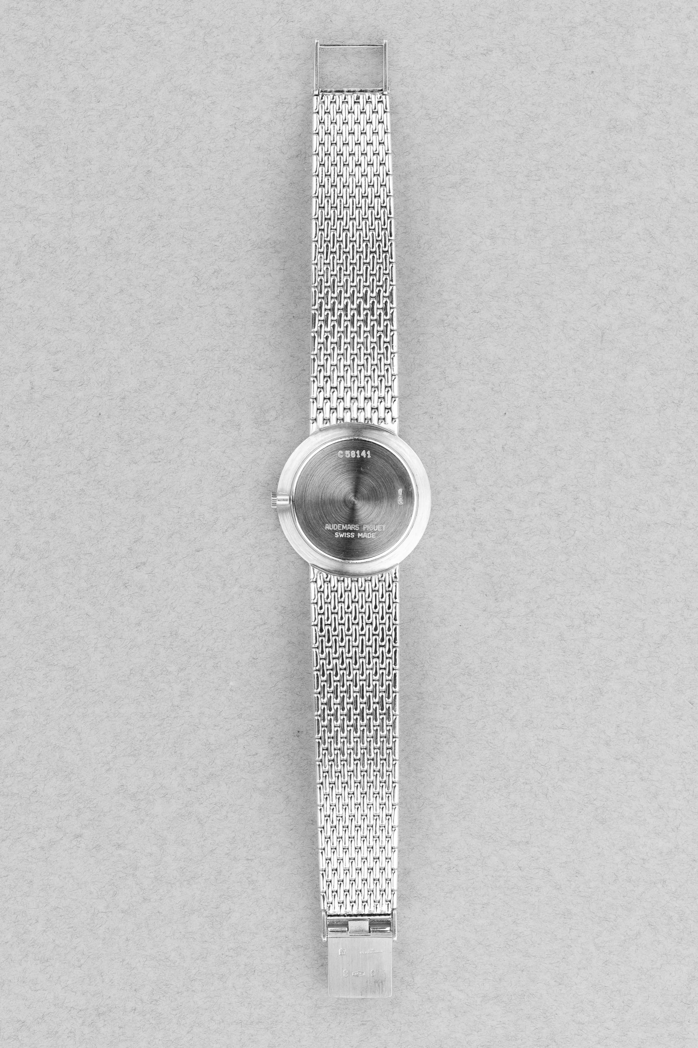 PPRQ-iA Superbe Audemars Piguet « Diamants et Saphirs » en or blanc à bracelet intégré, circa 1989 - Back