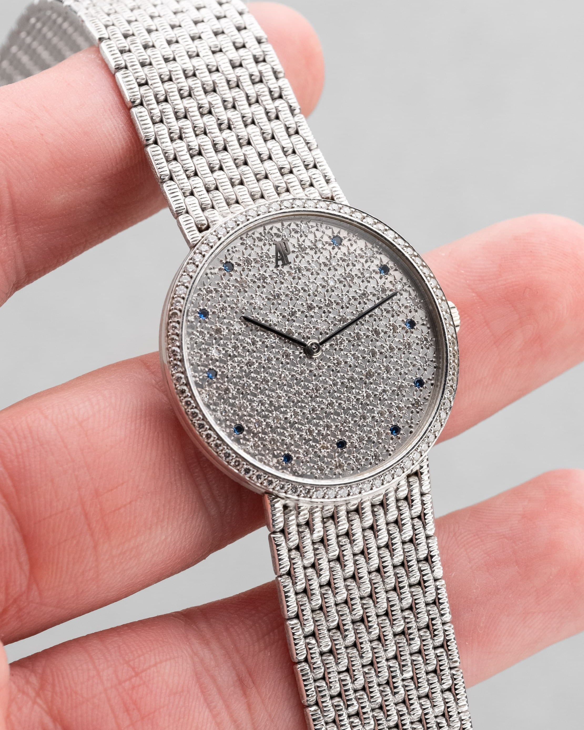 PPRQ-vd Superbe Audemars Piguet « Diamants et Saphirs » en or blanc à bracelet intégré, circa 1989 - Lifestyle