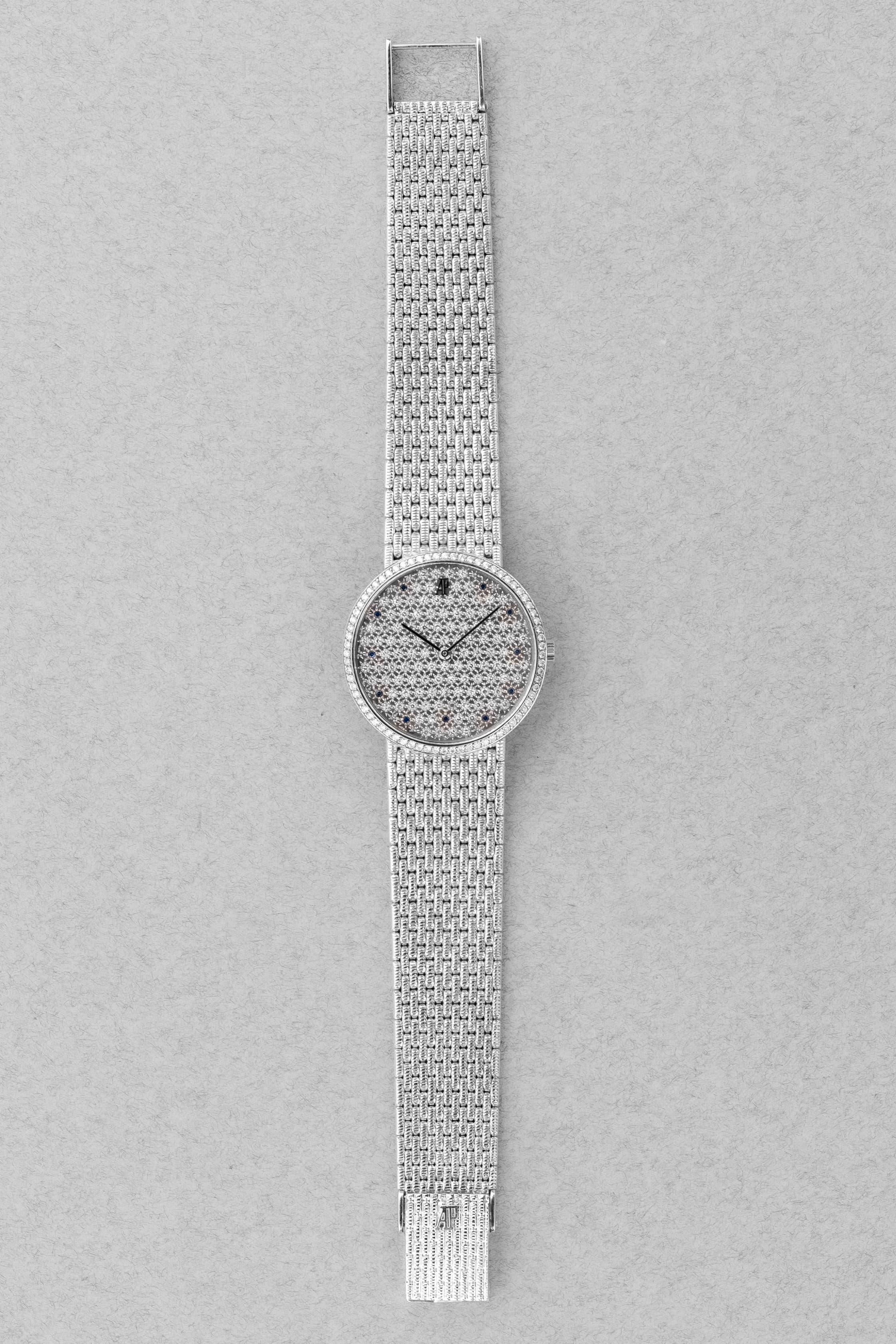 PPRQ-yc Superbe Audemars Piguet « Diamants et Saphirs » en or blanc à bracelet intégré, circa 1989 - Overview