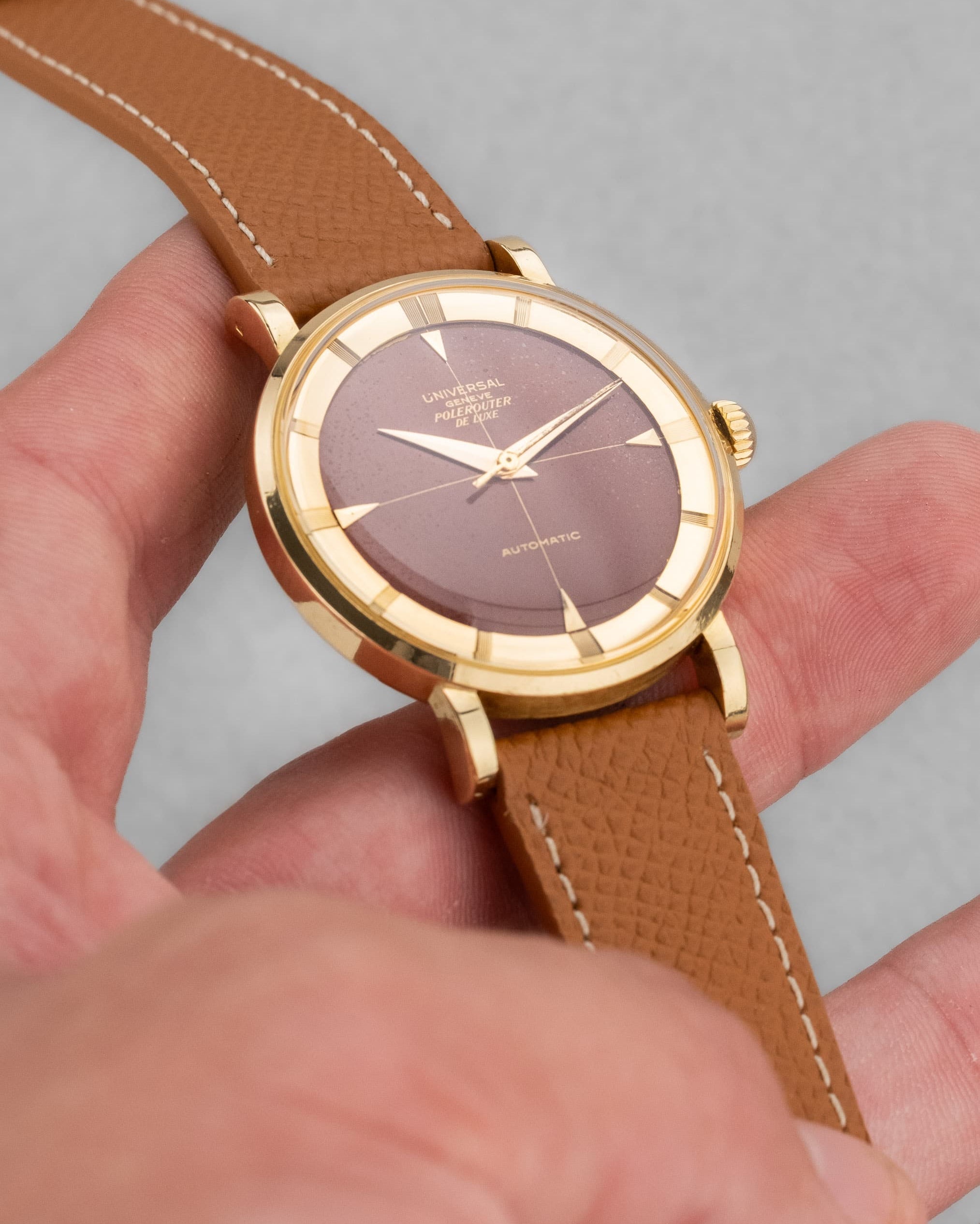 PRUL Superbe Universal Genève Polerouter De Luxe « Caramel Tropical » en or jaune, réf. 10234-3, circa 1955 - Feature