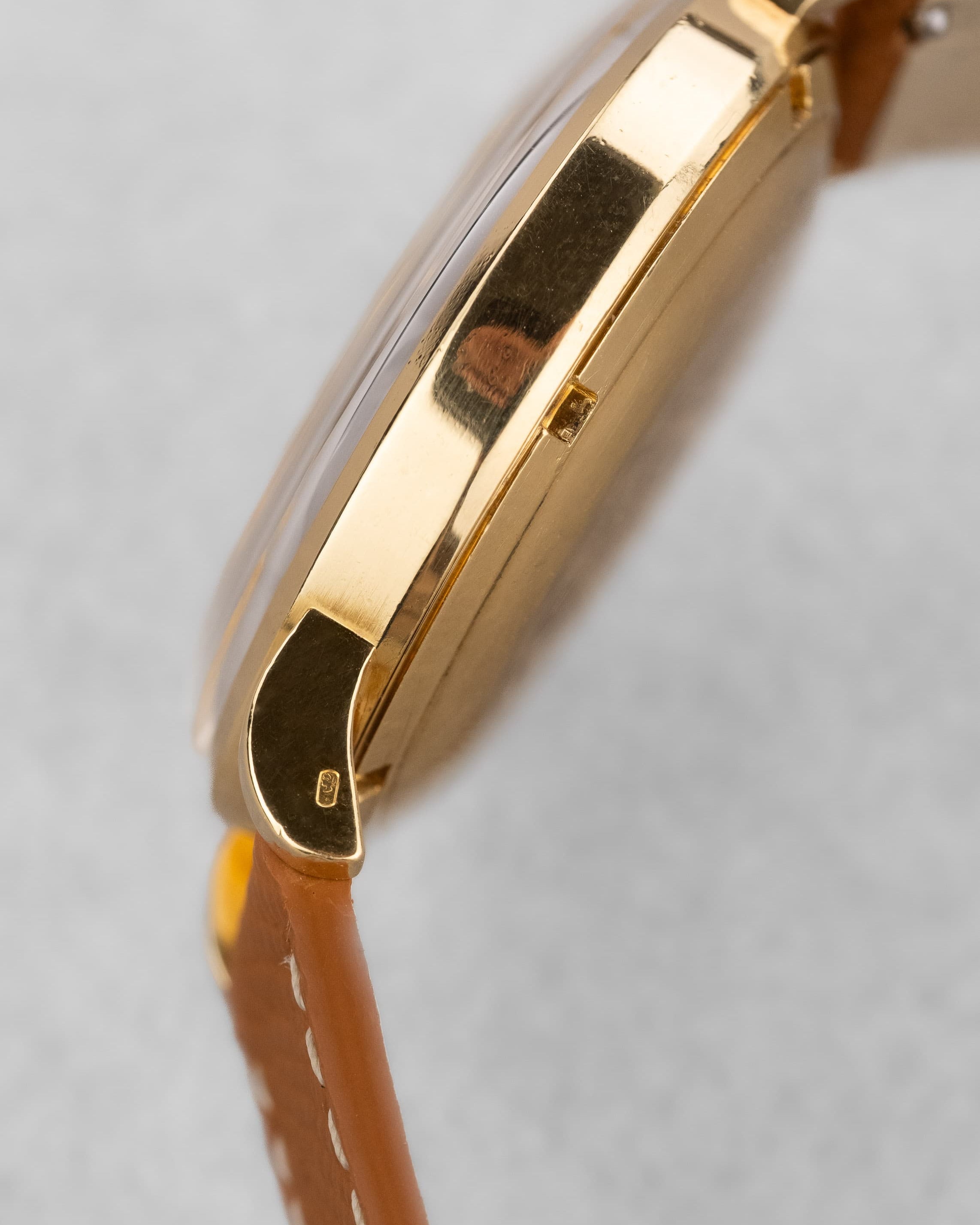 PRUL Superbe Universal Genève Polerouter De Luxe « Caramel Tropical » en or jaune, réf. 10234-3, circa 1955 - Hallmark