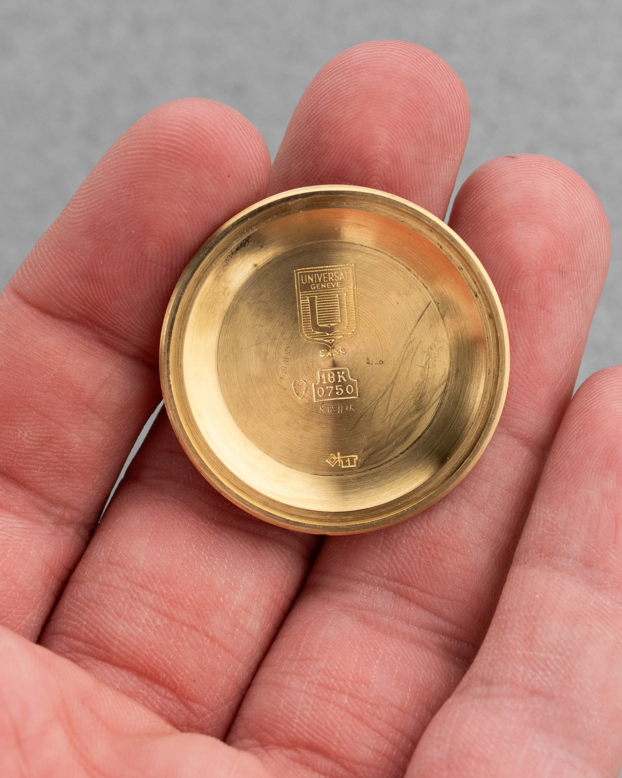 PRUL Superbe Universal Genève Polerouter De Luxe « Caramel Tropical » en or jaune, réf. 10234-3, circa 1955 - Inside case back