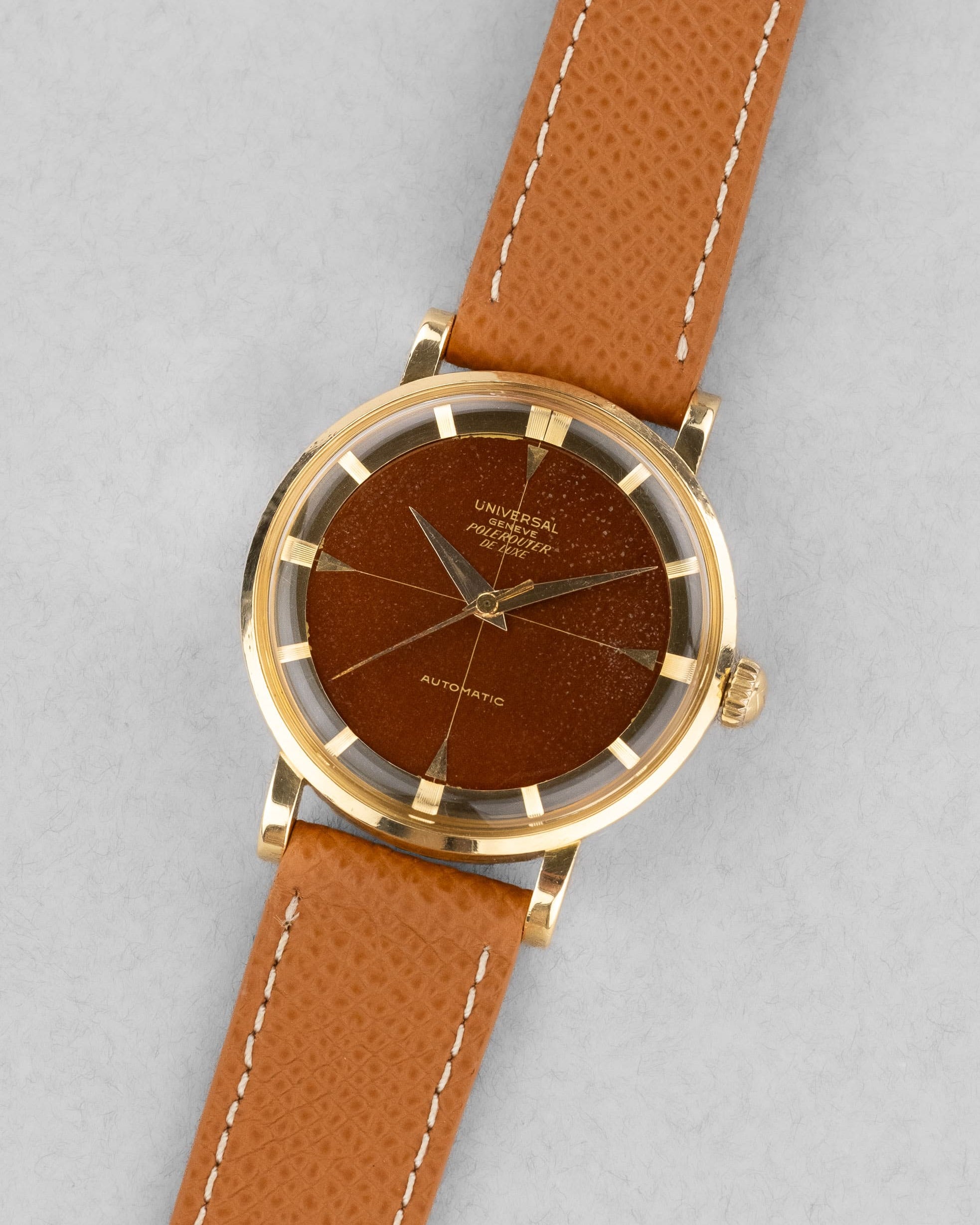 PRUL Superbe Universal Genève Polerouter De Luxe « Caramel Tropical » en or jaune, réf. 10234-3, circa 1955 - Three Quarters