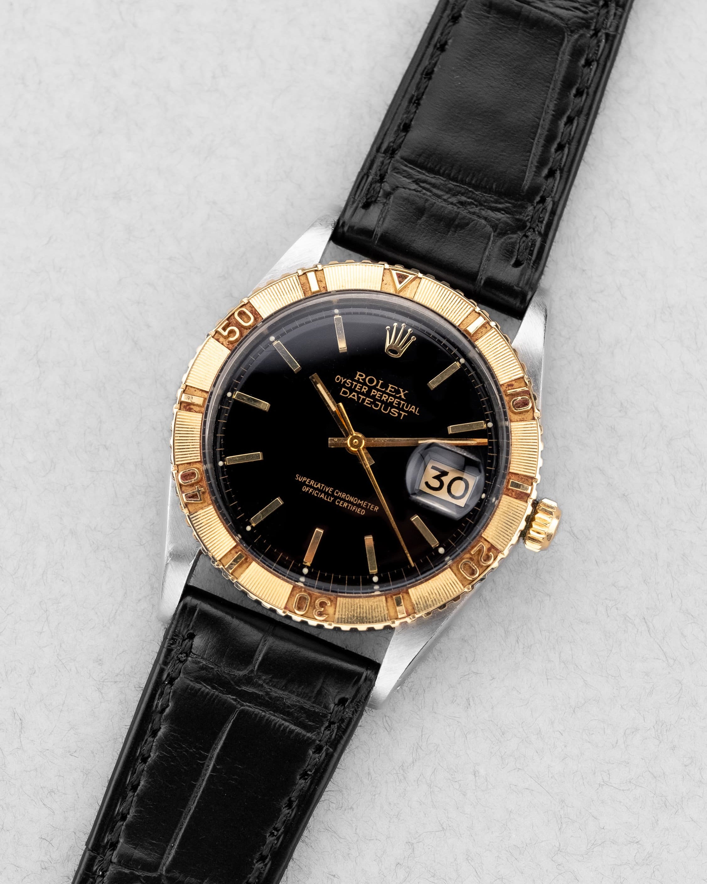 PVMQ Rolex Datejust Turn-O-Graph « Thunderbird » réf. 1625 en acier et or jaune, de 1971 - Three Quarters