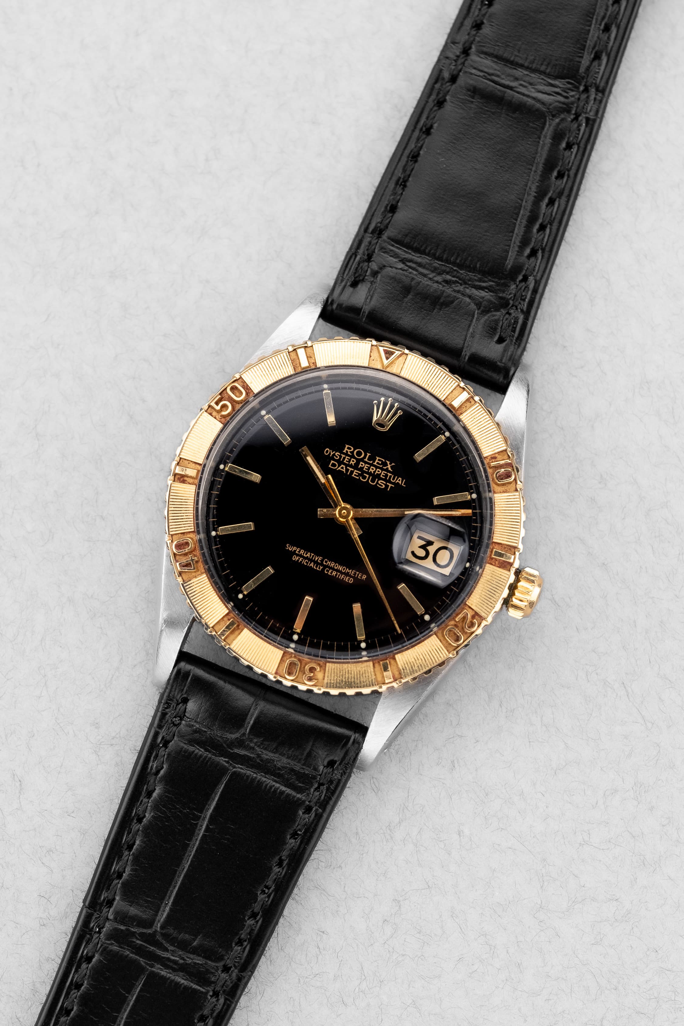 PVMQ Rolex Datejust Turn-O-Graph « Thunderbird » réf. 1625 en acier et or jaune, de 1971 - Three Quarters