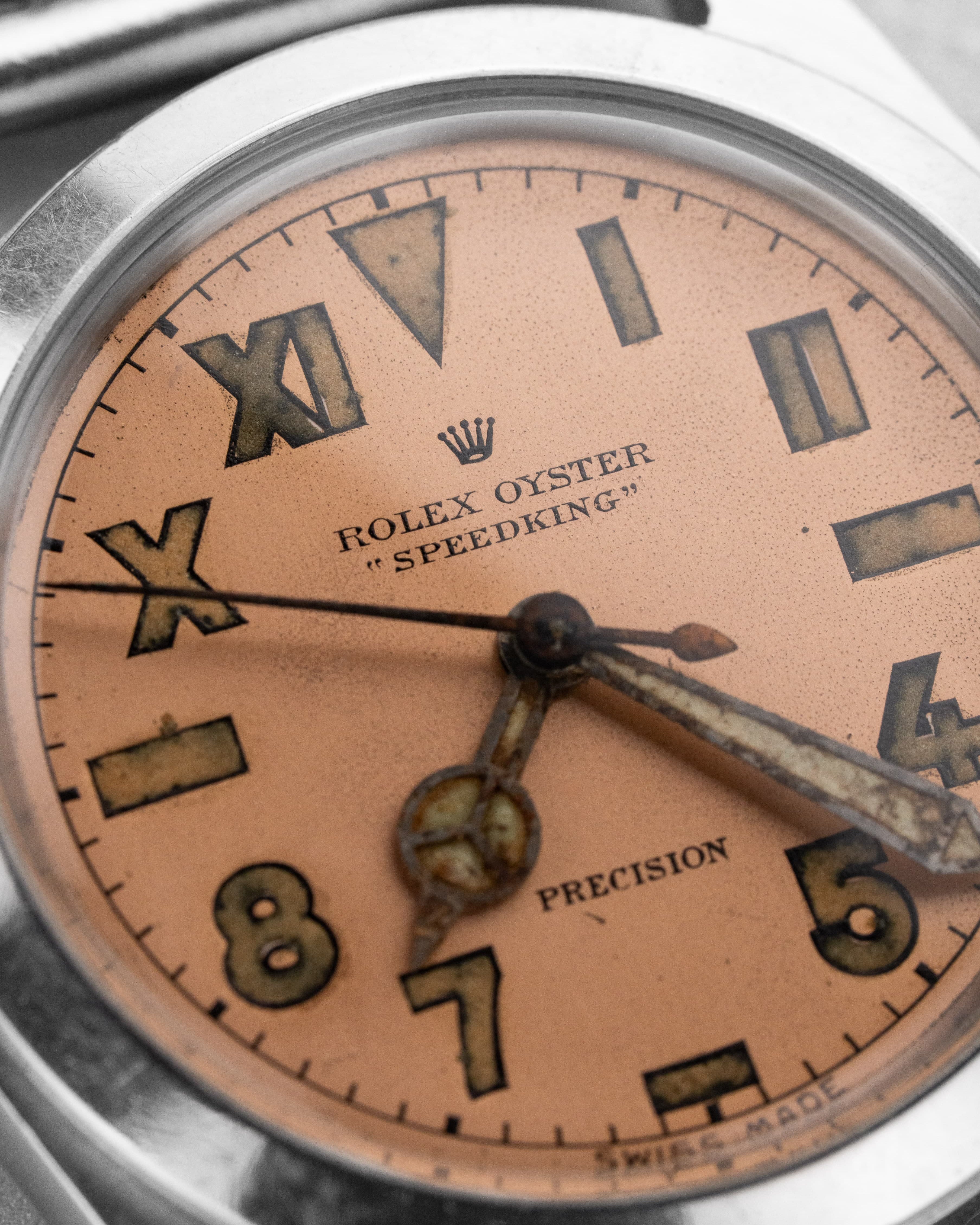 PVZW Superbe et Rare Rolex Speedking réf. 4220 de 1943 – Cadran « Salmon California » au Radium, Flat Back - Dial