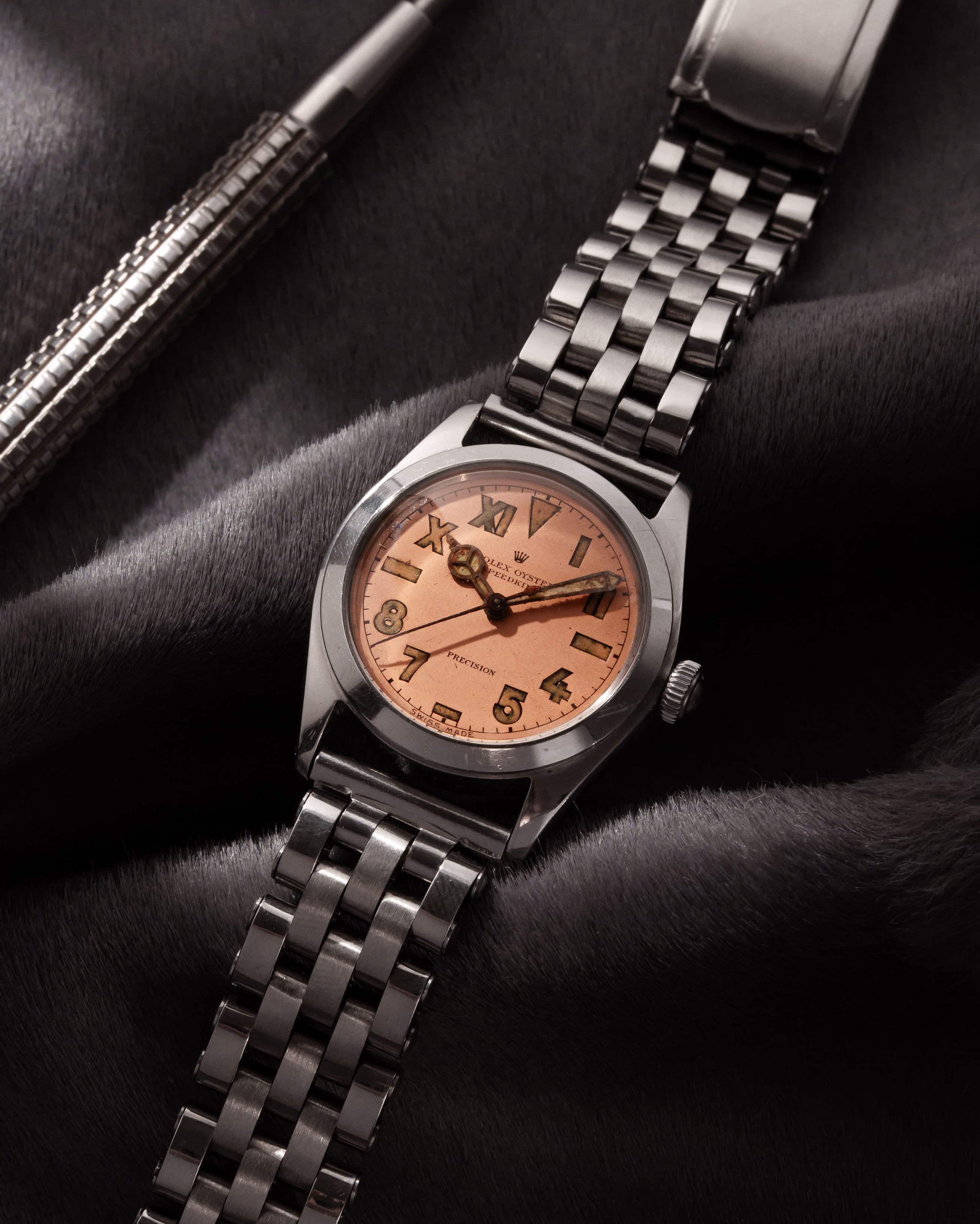 PVZW Superbe et Rare Rolex Speedking réf. 4220 de 1943 – Cadran « Salmon California » au Radium, Flat Back - Lifestyle