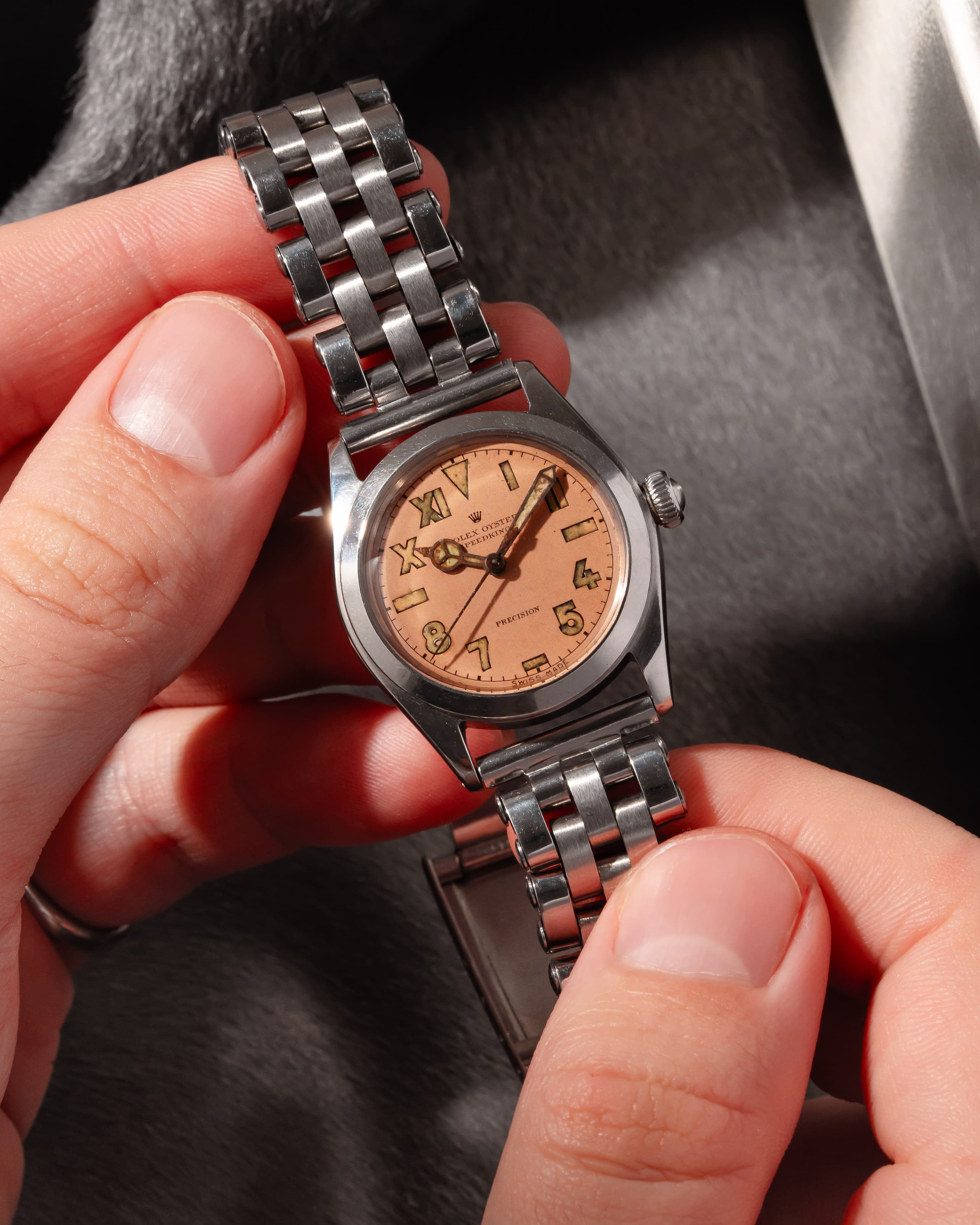 PVZW Superbe et Rare Rolex Speedking réf. 4220 de 1943 – Cadran « Salmon California » au Radium, Flat Back - Lifestyle