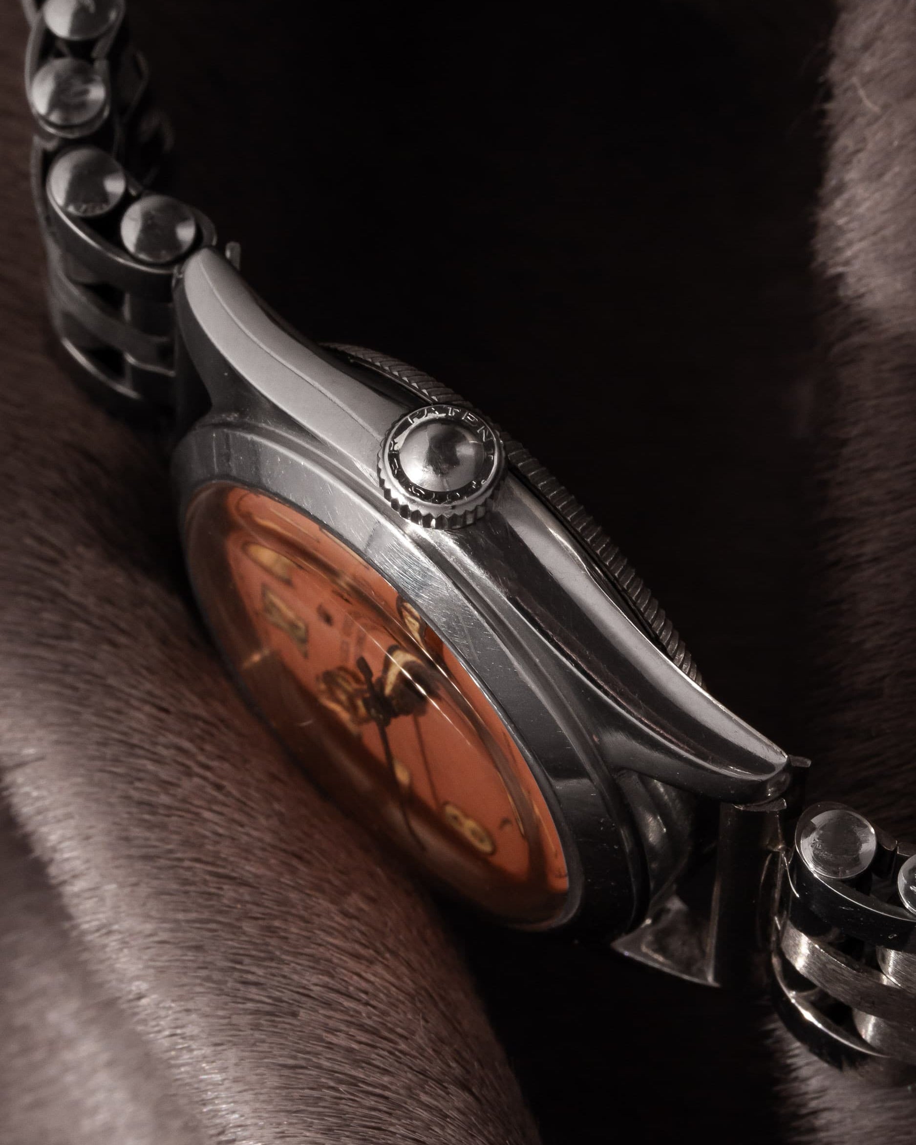 PVZW Superbe et Rare Rolex Speedking réf. 4220 de 1943 – Cadran « Salmon California » au Radium, Flat Back - Right side
