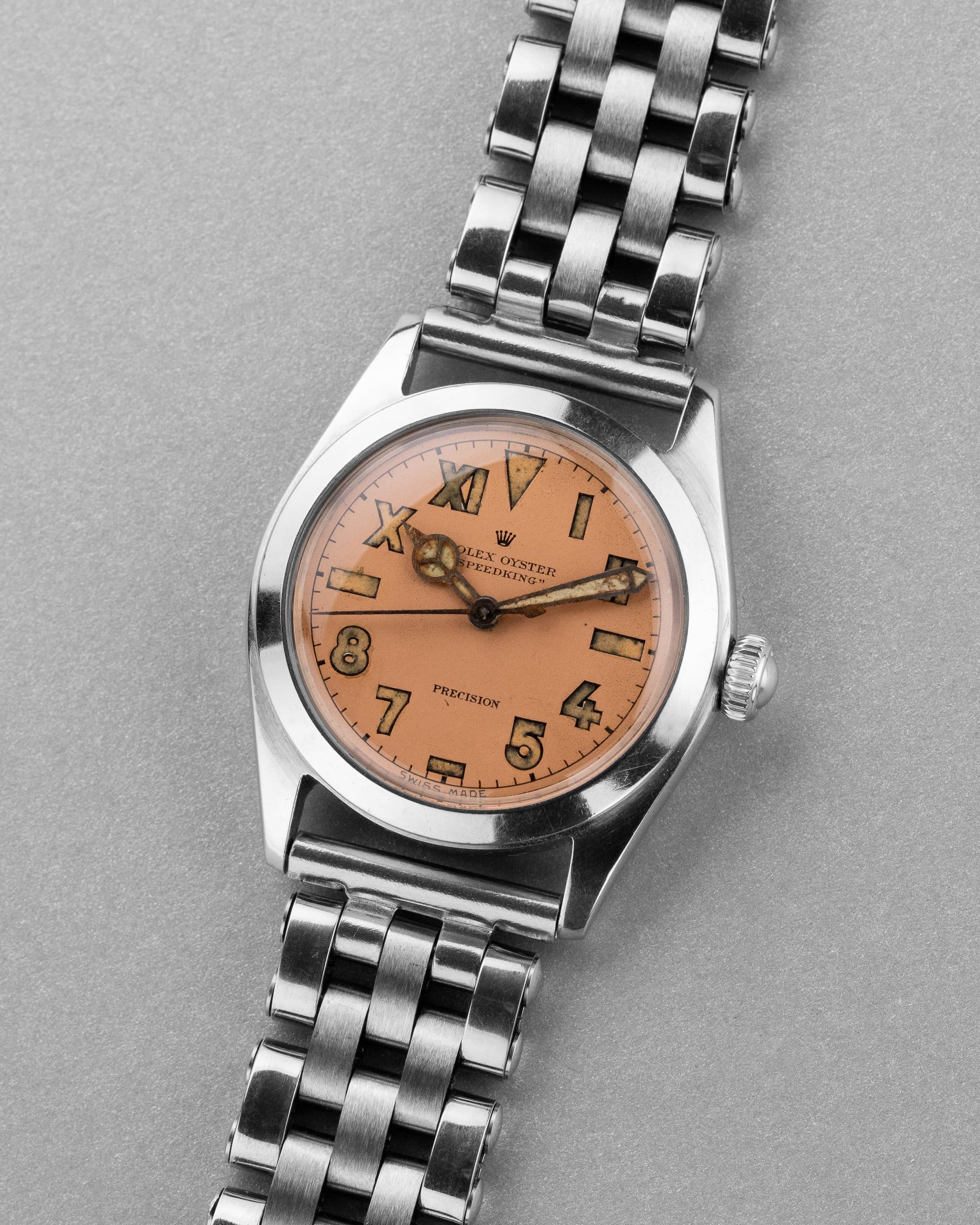 PVZW Superbe et Rare Rolex Speedking réf. 4220 de 1943 – Cadran « Salmon California » au Radium, Flat Back - Three Quarters