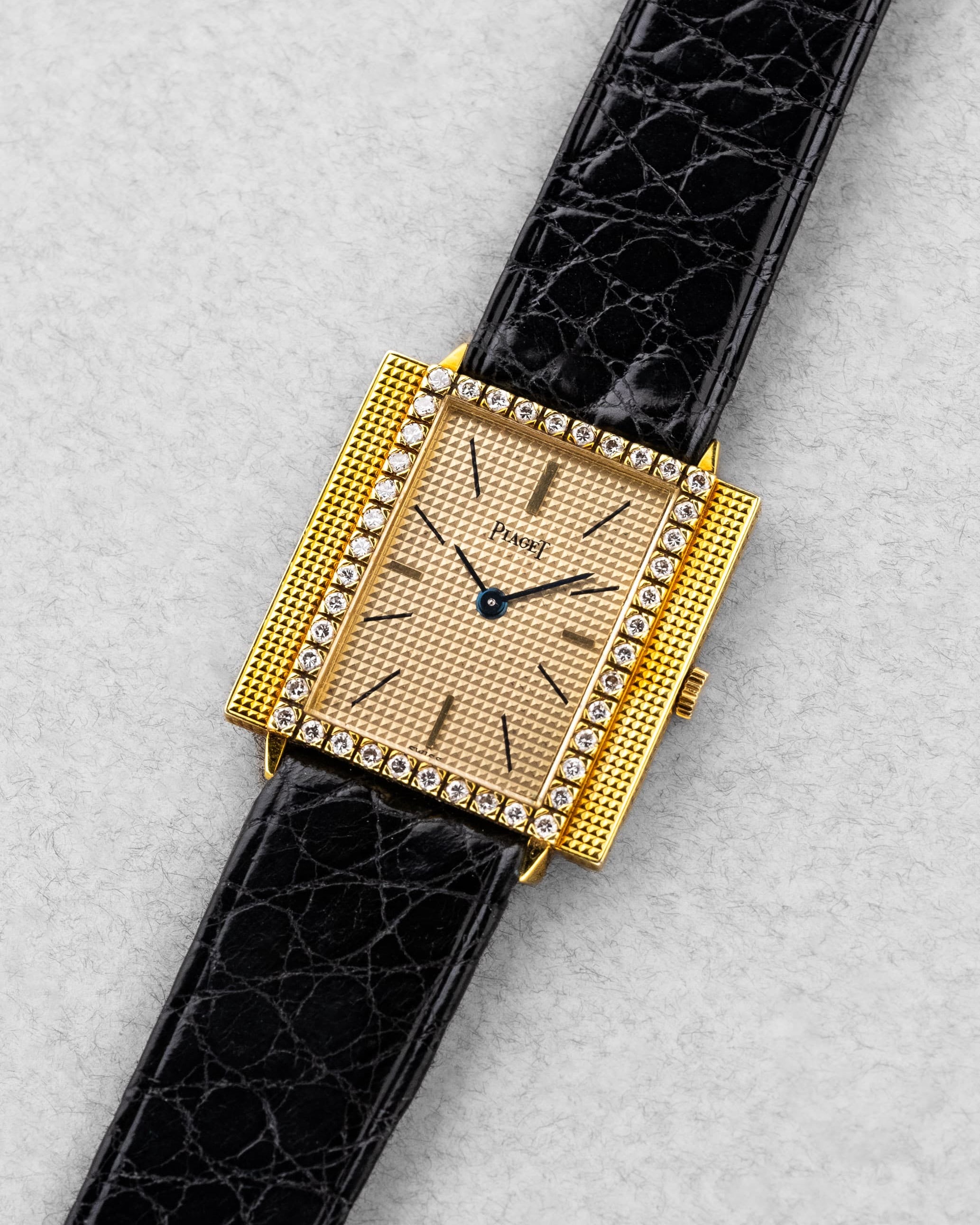 PYHQ-49 Rare Piaget « Clous de Paris » réf. 9222 de 1962 en or jaune et diamants – 45 exemplaires produits - Three Quarters